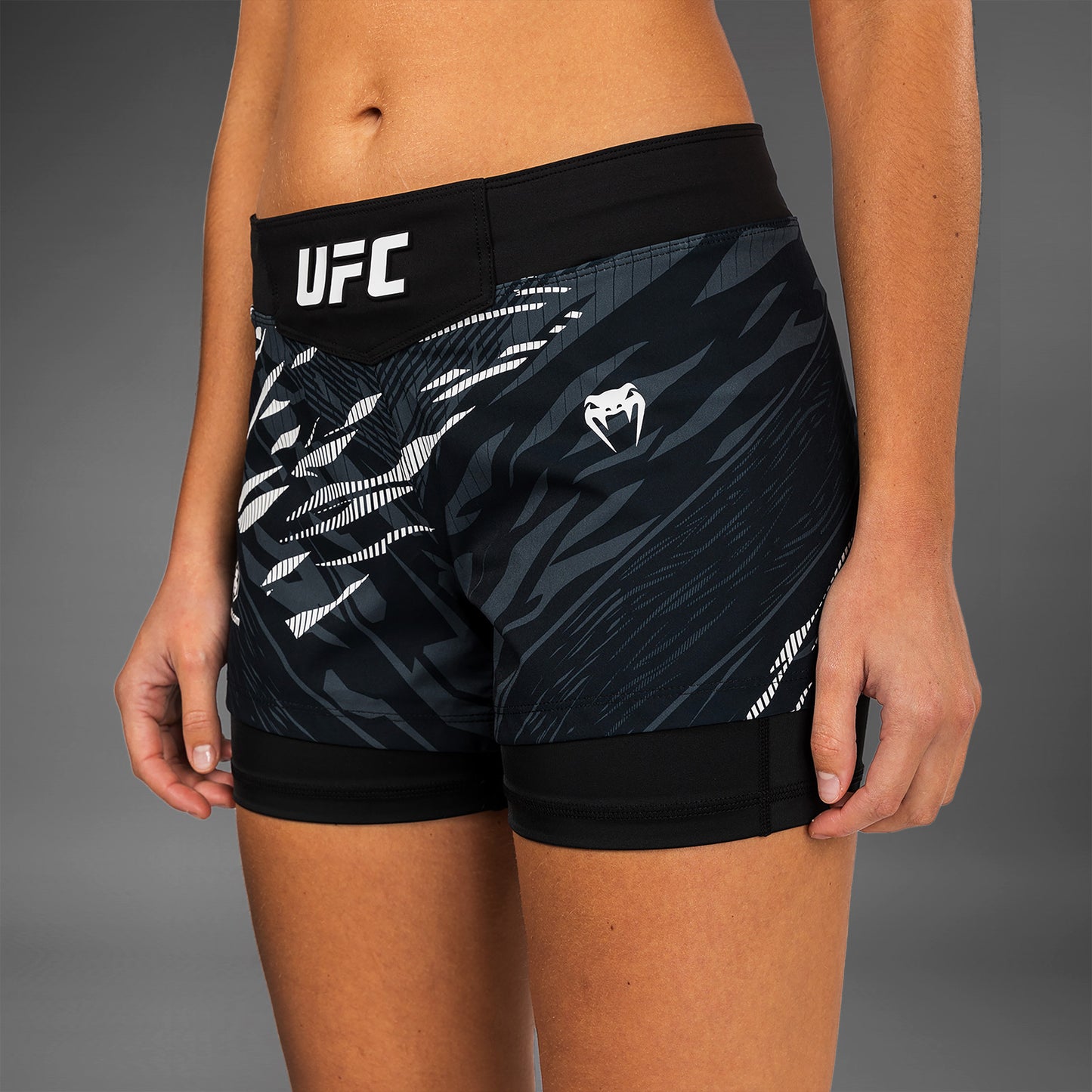 UFC Fusion by Venum 여성용 파이트 쇼츠 – 블랙