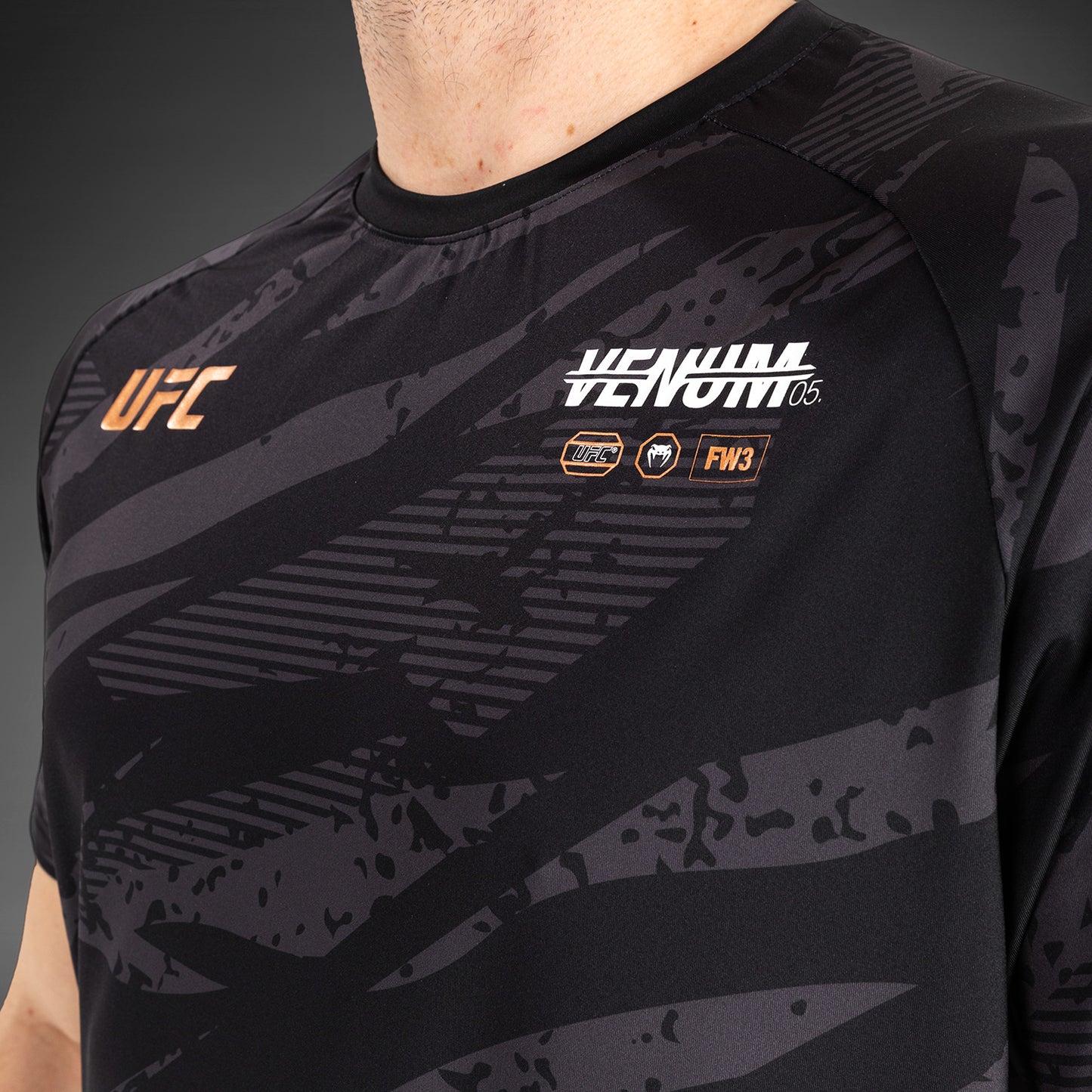 UFC Adrenaline by Venum 남성용 파이트 위크 드라이 테크 티셔츠 – 어반 카모