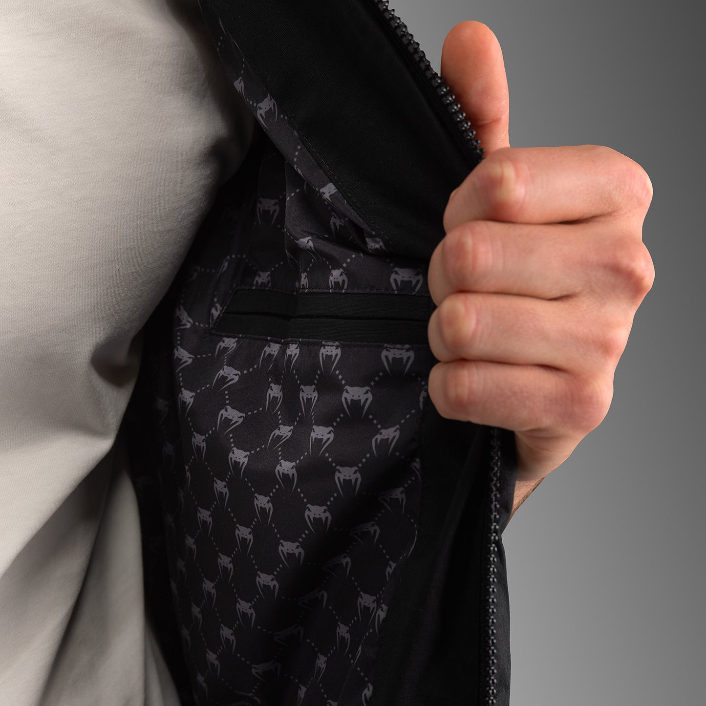 Venum Attack Urban Gi 다운 베스트 – 블랙