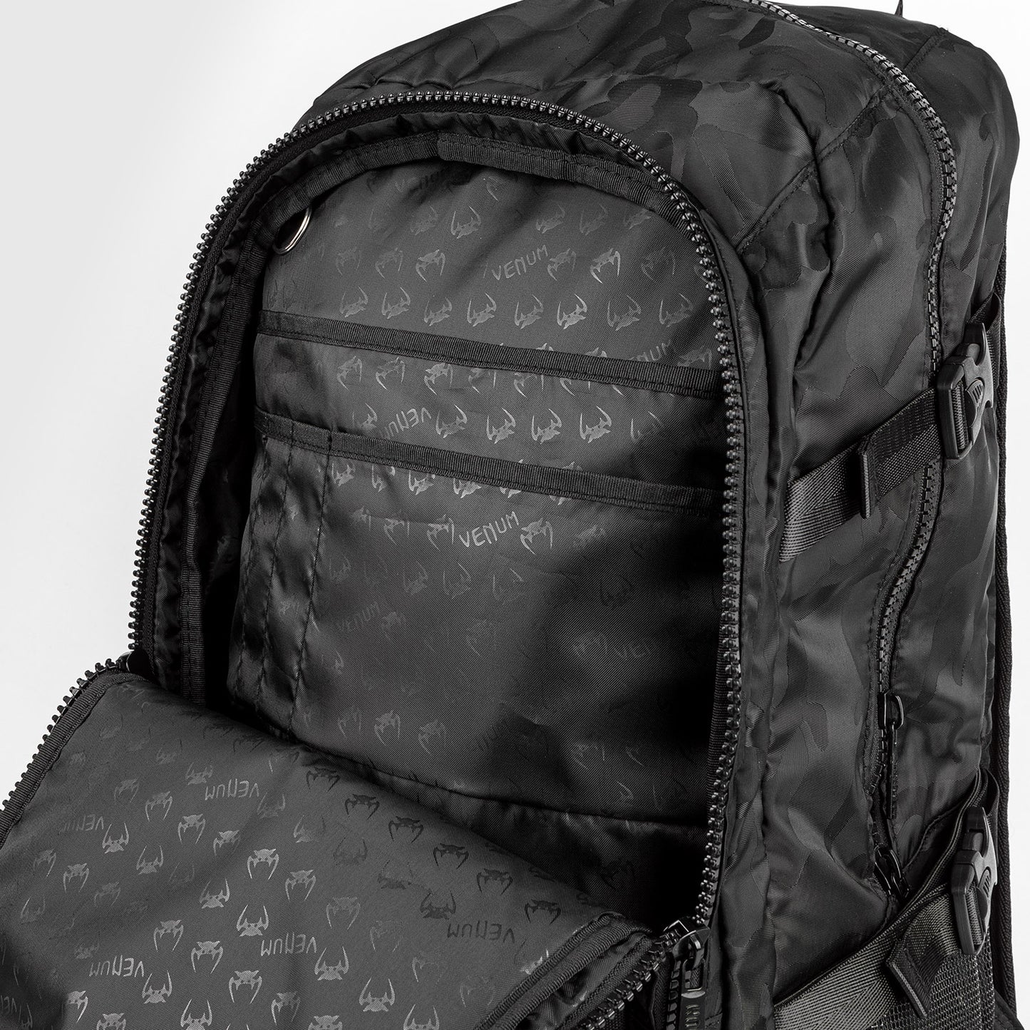 Venum Challenger Pro 백팩 (20-25L) – 블랙/다크 카모
