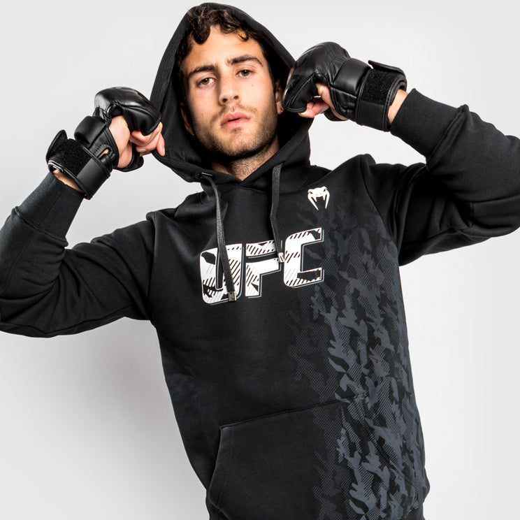 UFC Venum Authentic Fight Week 남성용 풀오버 후디 – 블랙