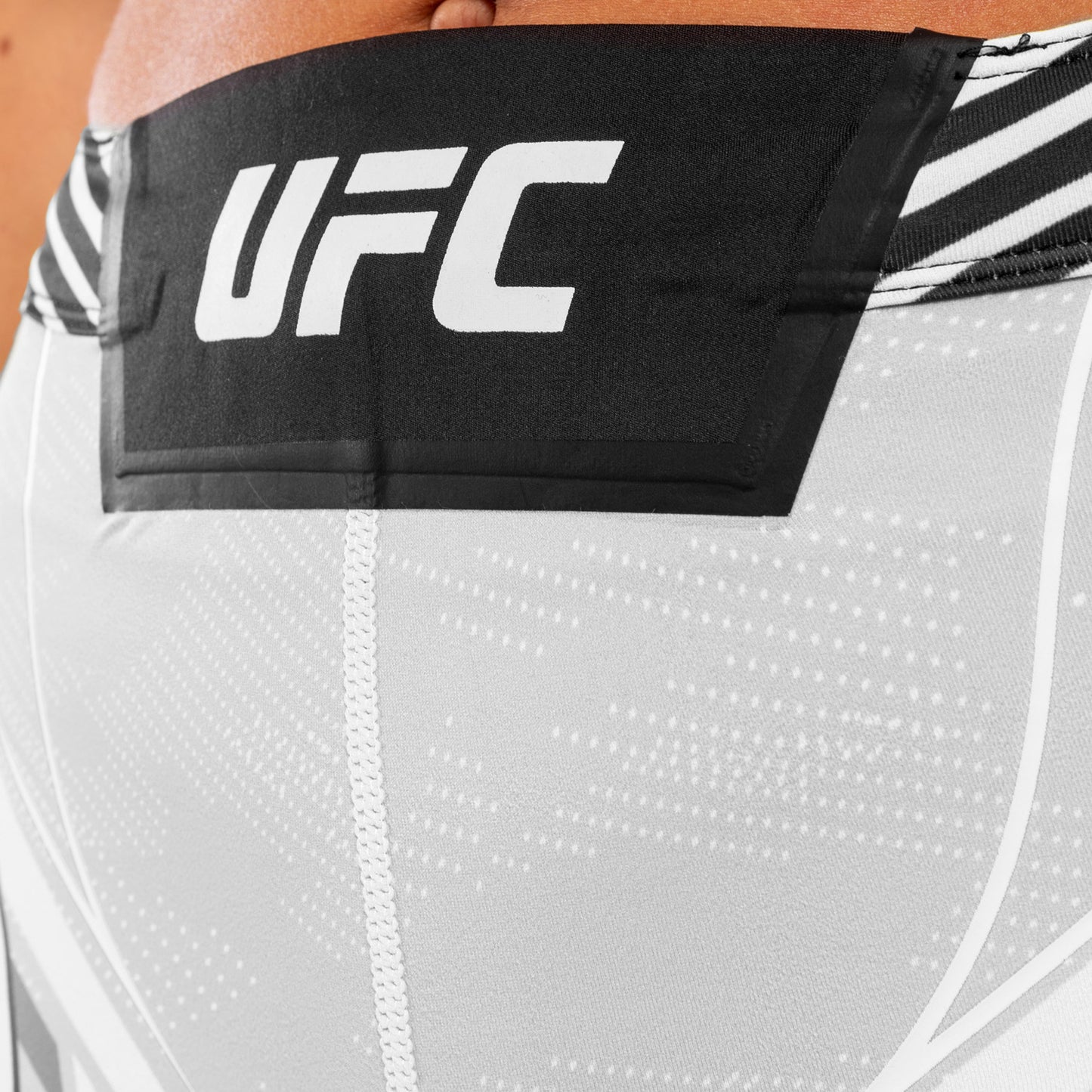 UFC Venum Authentic Fight Night 여성용 발리 투도 쇼츠 – 숏 핏 – 화이트