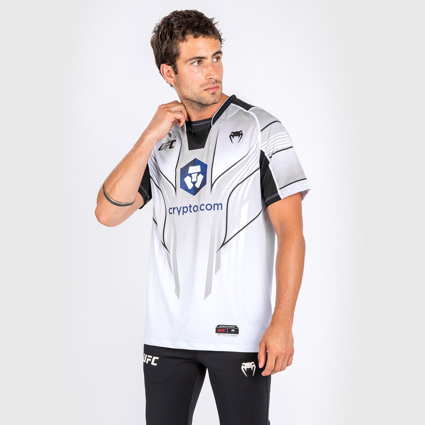 UFC Venum Authentic Fight Night 2.0 키트 by Venum 남성용 워크아웃 저지 – 화이트