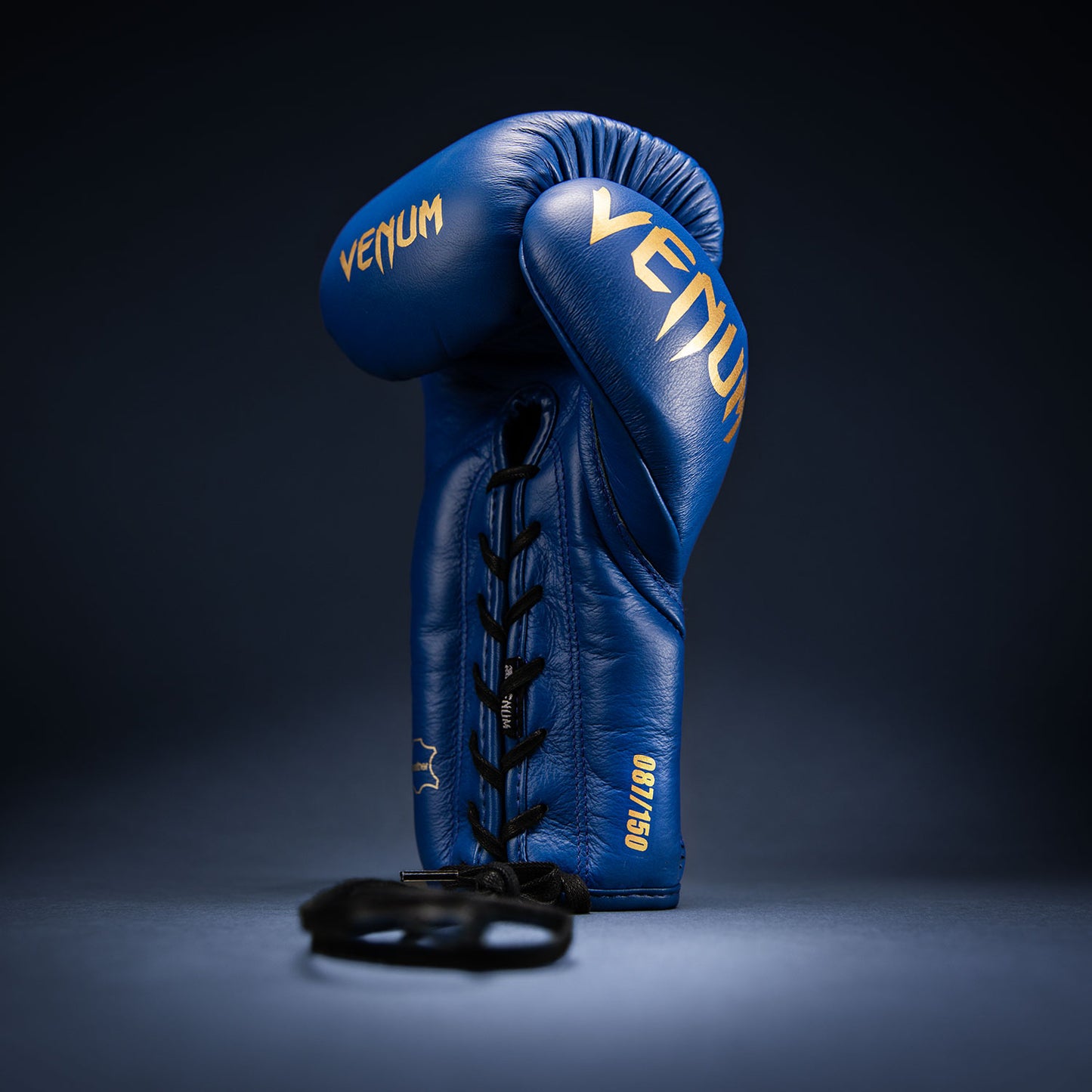 Venum Giant 2.0 Khamzat Chimaev Pro 복싱 글러브 – 블루–골드