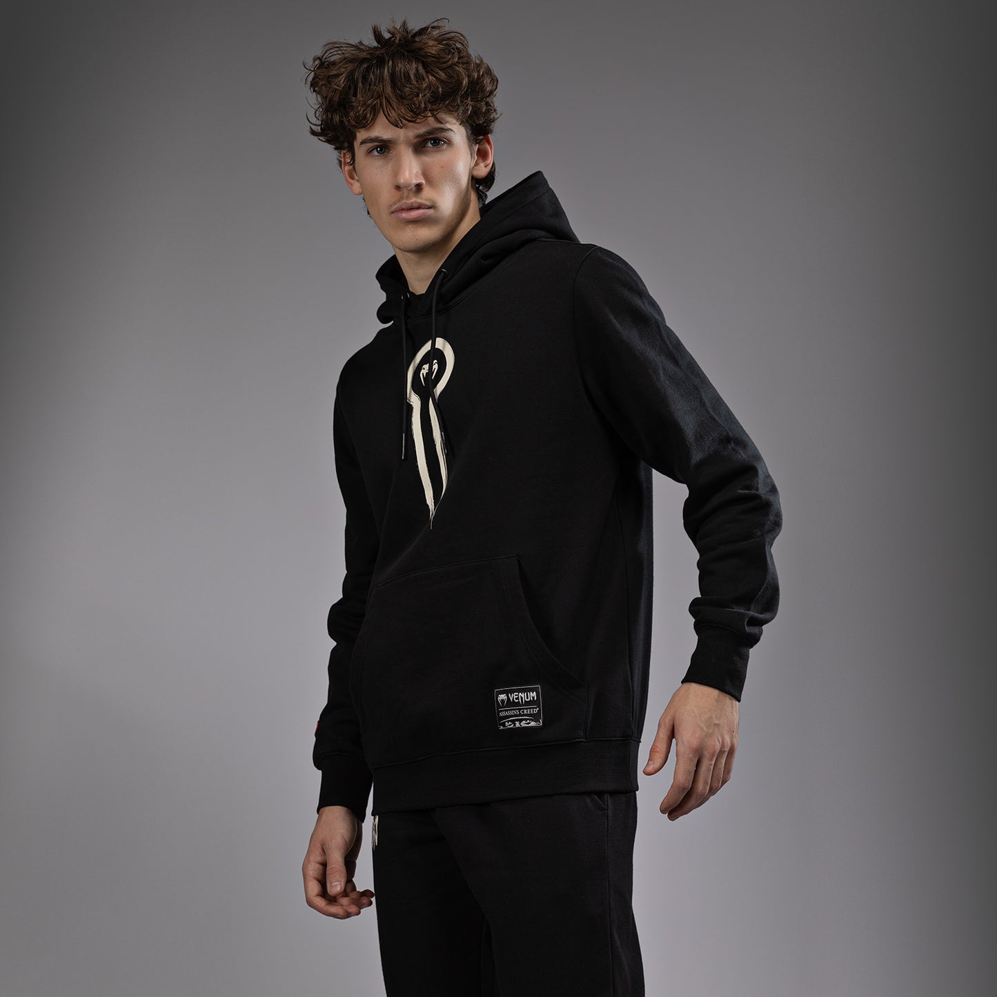 Venum x Assassin's Creed Shadows 후디 – 블랙