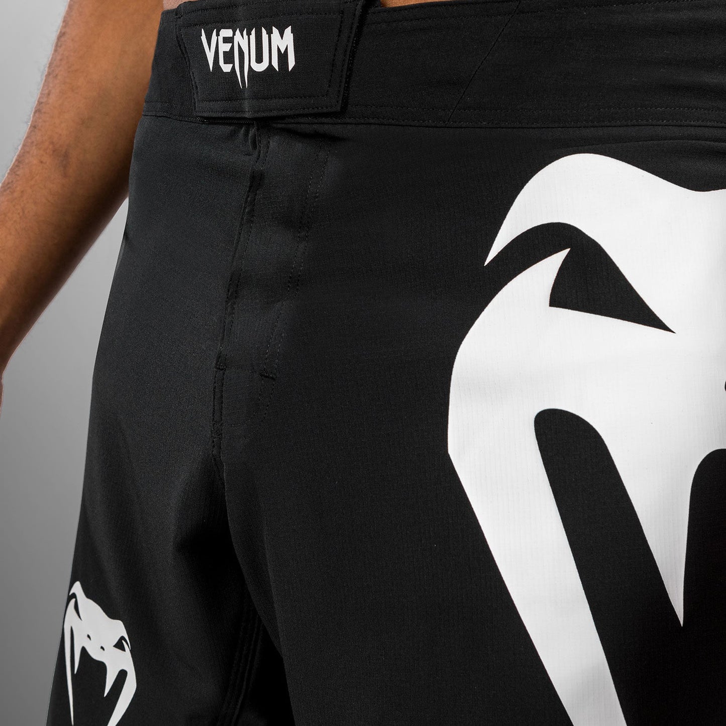 Venum Light 5.0 파이트 쇼츠 – 블랙/화이트