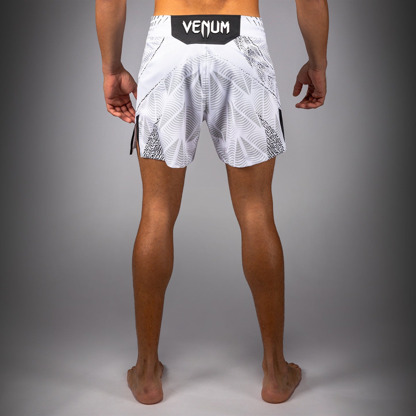 남성용 UFC Zenith by Venum 화이트 어센틱 파이트 나이트 쇼츠 핏 파이트 쇼츠