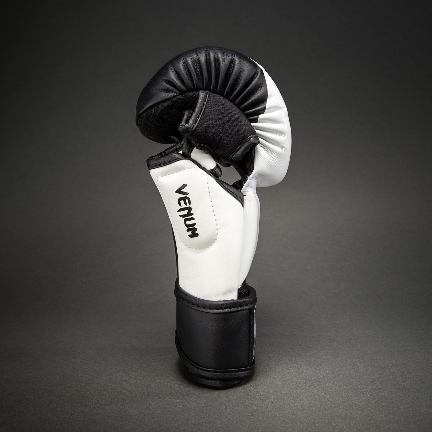Venum Attack 2.0 스파링 글러브 – 블랙/화이트
