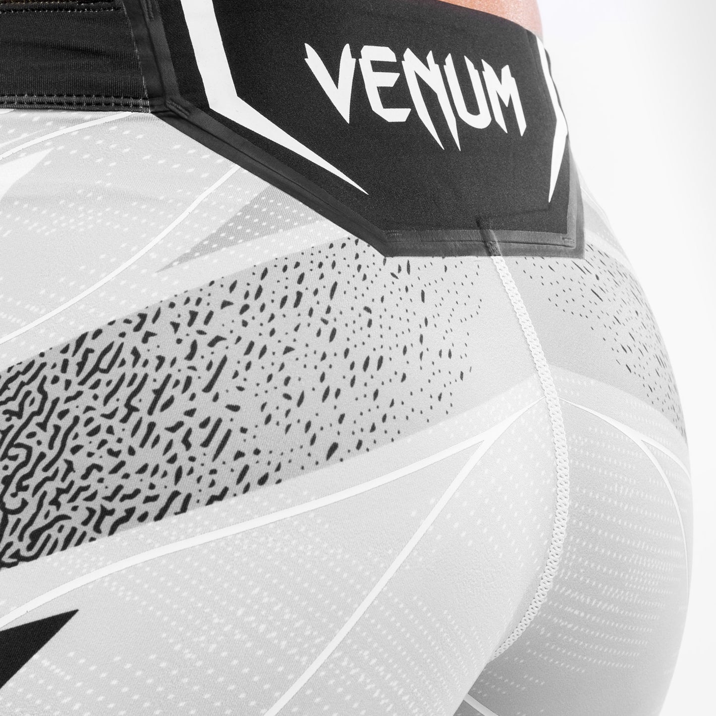 UFC Venum Authentic Fight Night 여성용 발리 투도 쇼츠 – 숏 핏 – 화이트