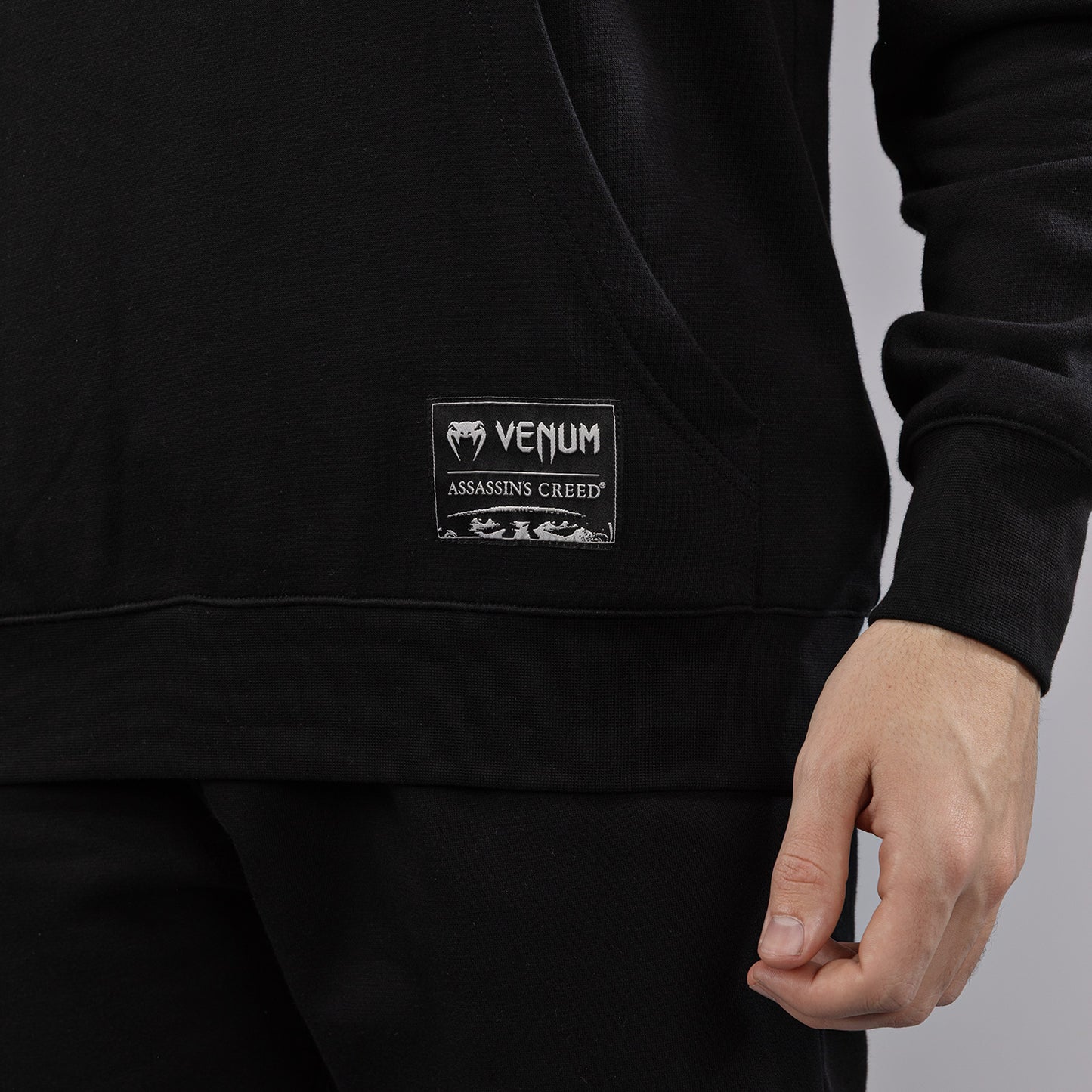Venum x Assassin's Creed Shadows 후디 – 블랙