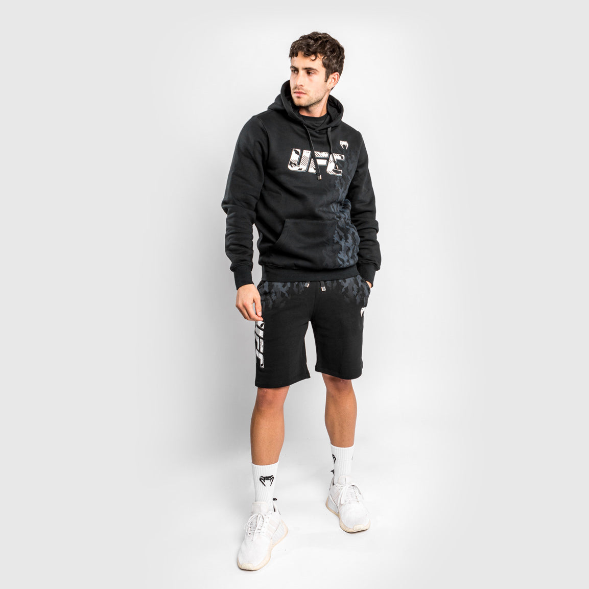UFC Venum Authentic Fight Week 남성용 풀오버 후디 – 블랙