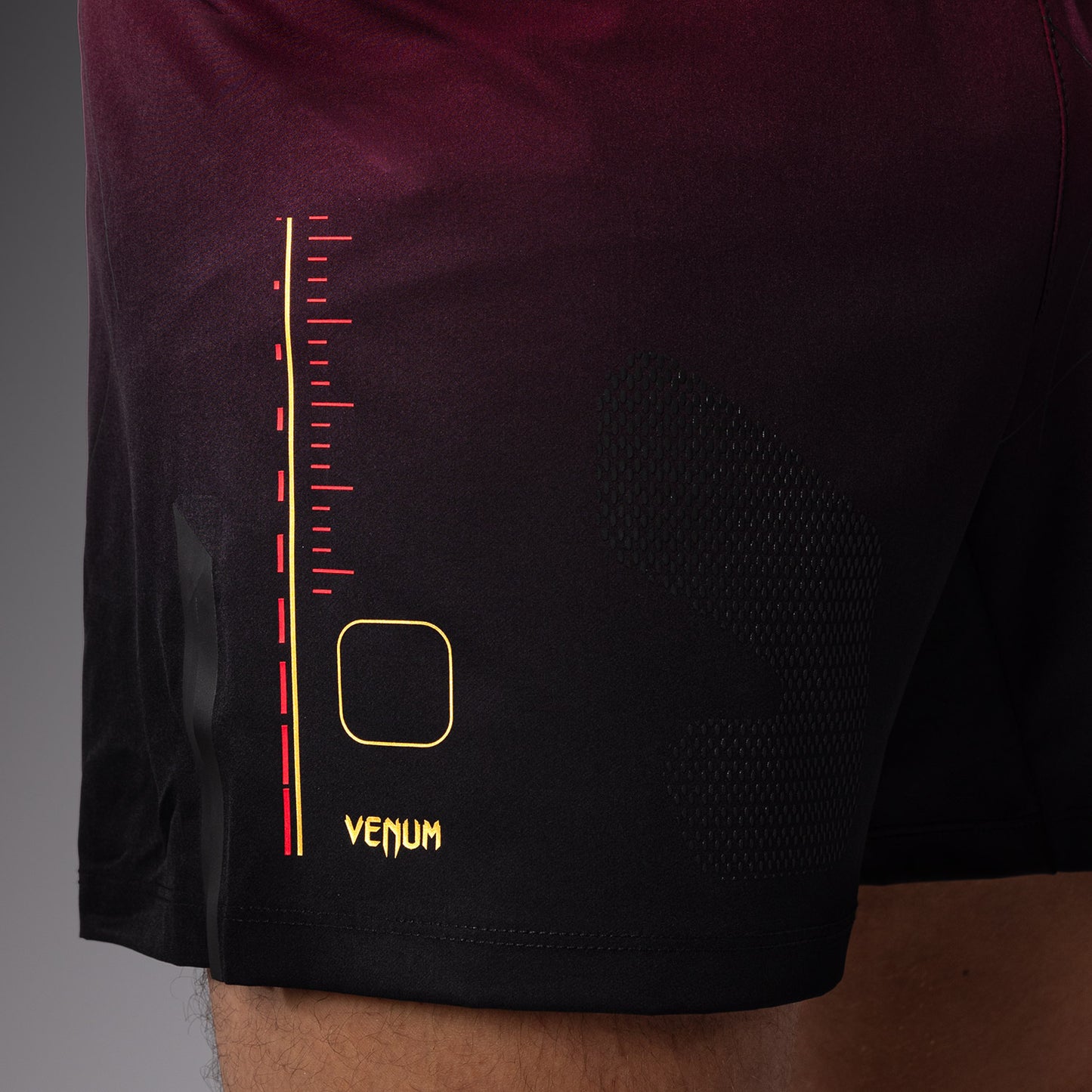 Venum Tactical XT 파이트 쇼츠 – 블랙/버건디/골드