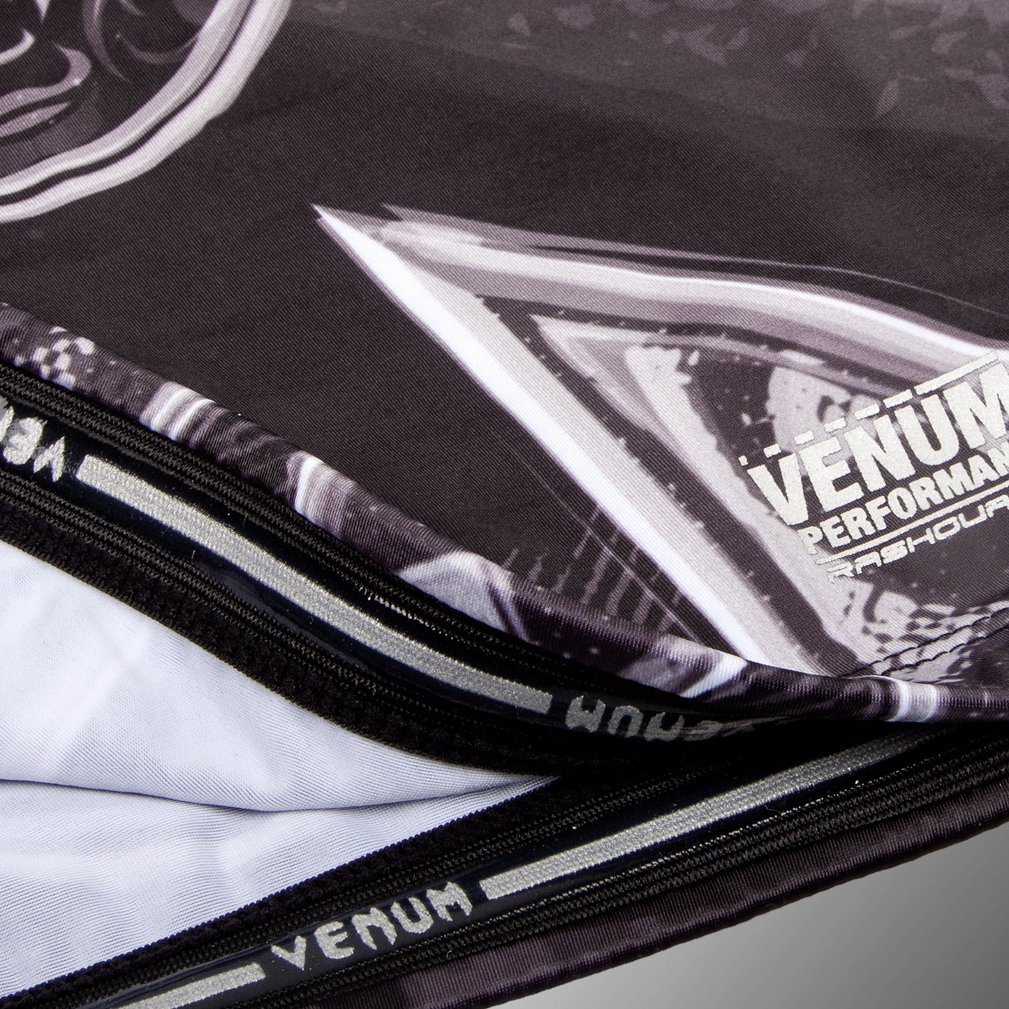 Venum Gladiator 3.0 래쉬가드 – 긴팔 – 블랙/화이트