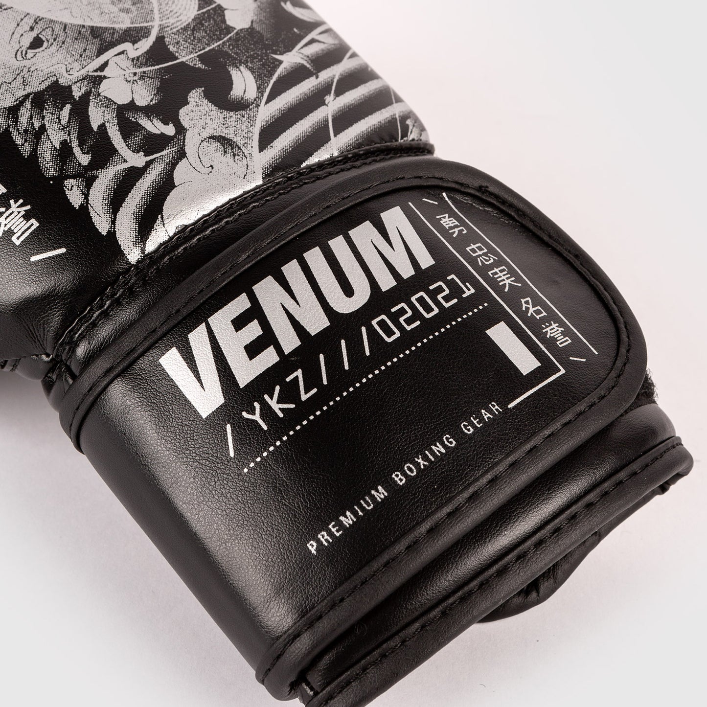 Venum YKZ21 키즈용 복싱 글러브 – 블랙/화이트
