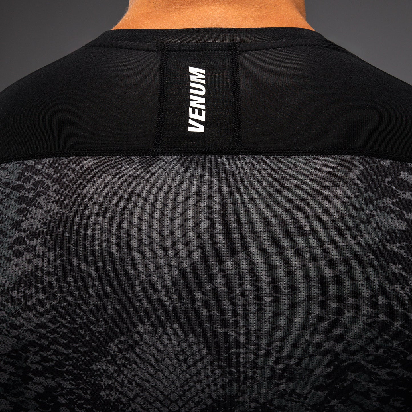 Venum G-Fit Scales 긴팔 래쉬가드 – 블랙/차콜 그레이