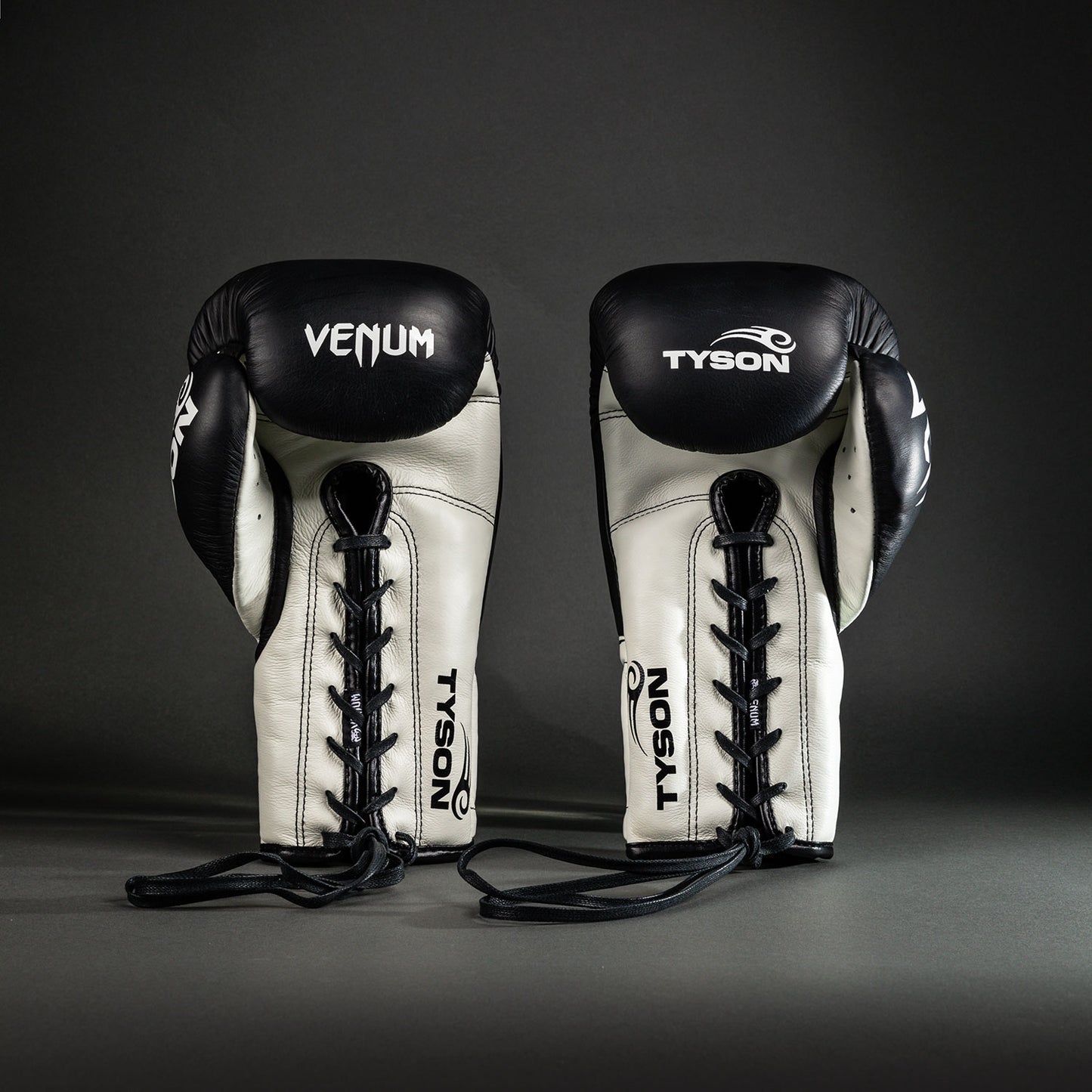 Venum Giant 2.0 Mike Tyson Pro 복싱 글러브 with Laces – 딥 블랙/옵티컬 화이트