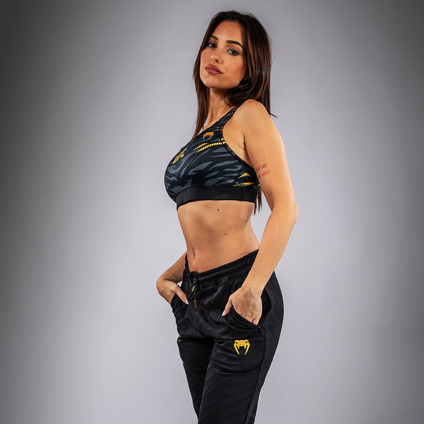 UFC Fusion by Venum Authentic Fight Night 여성용 스포츠 브라 – 챔피언