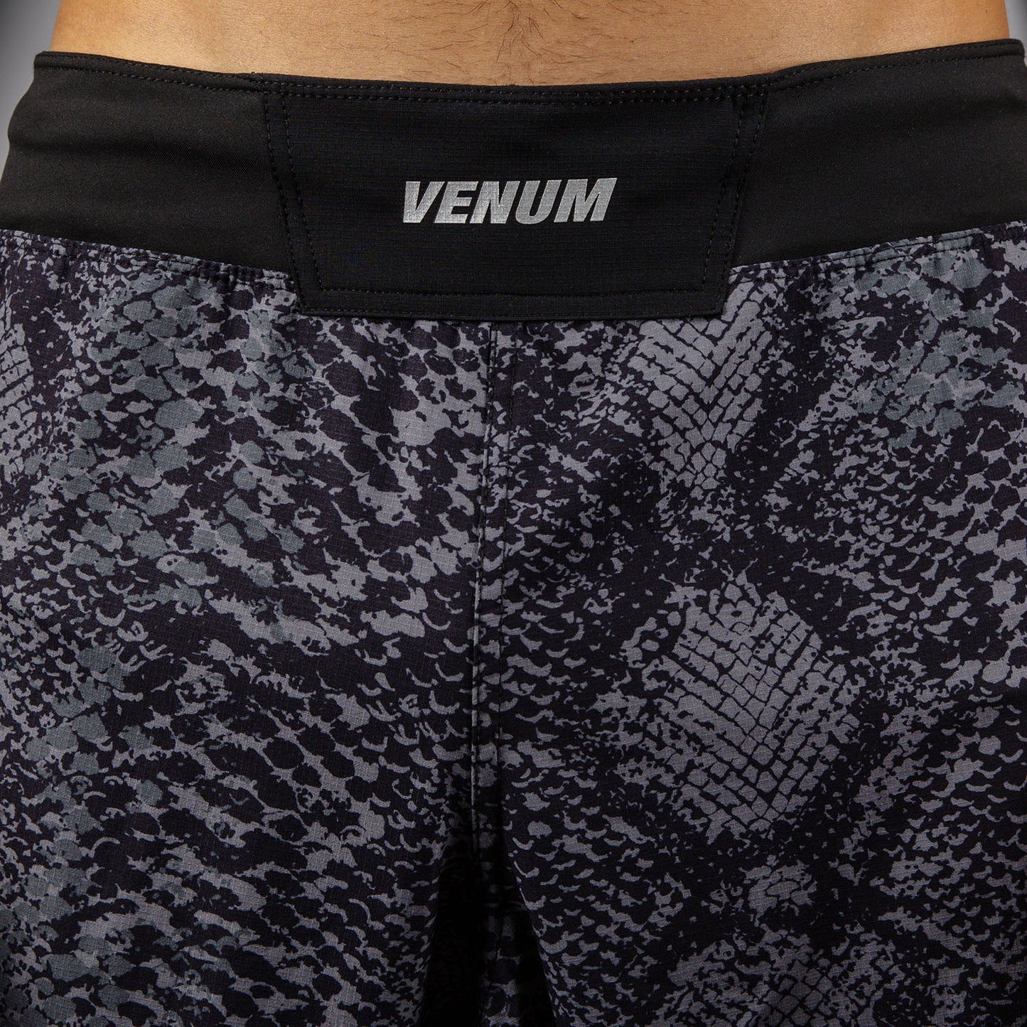 Venum G-Fit Scales 파이트 쇼츠 – 블랙/차콜 그레이