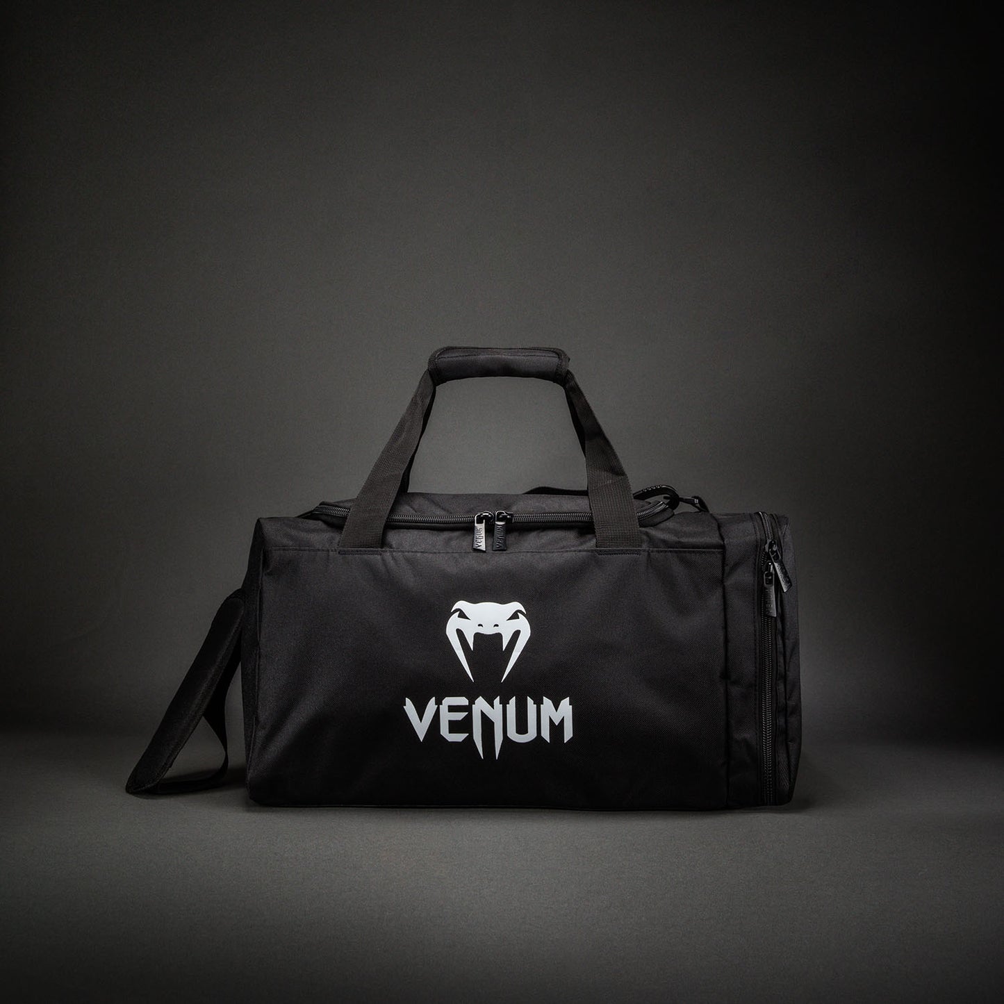 Venum Essential 스포츠백 (26L) – 블랙