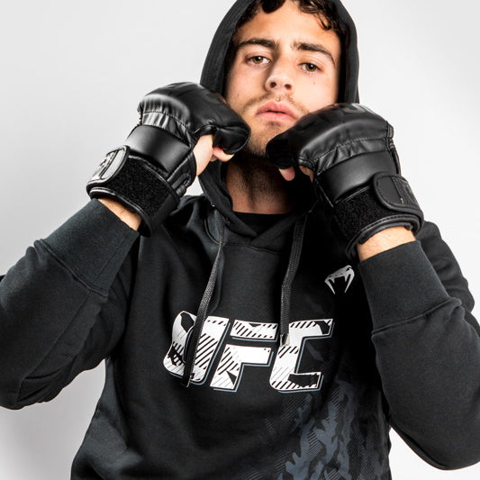 UFC Venum Authentic Fight Week 남성용 풀오버 후디 – 블랙