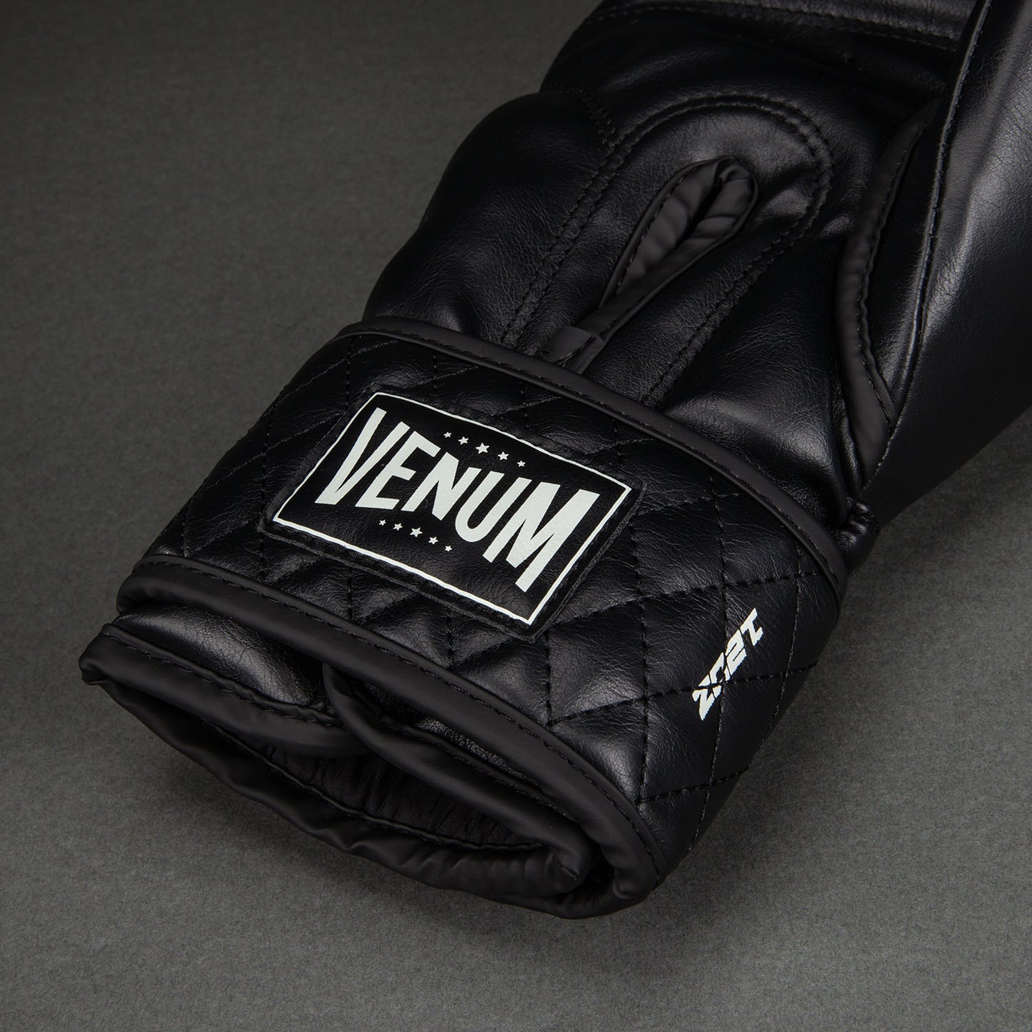 Venum Impact Classic 복싱 글러브 – 블랙