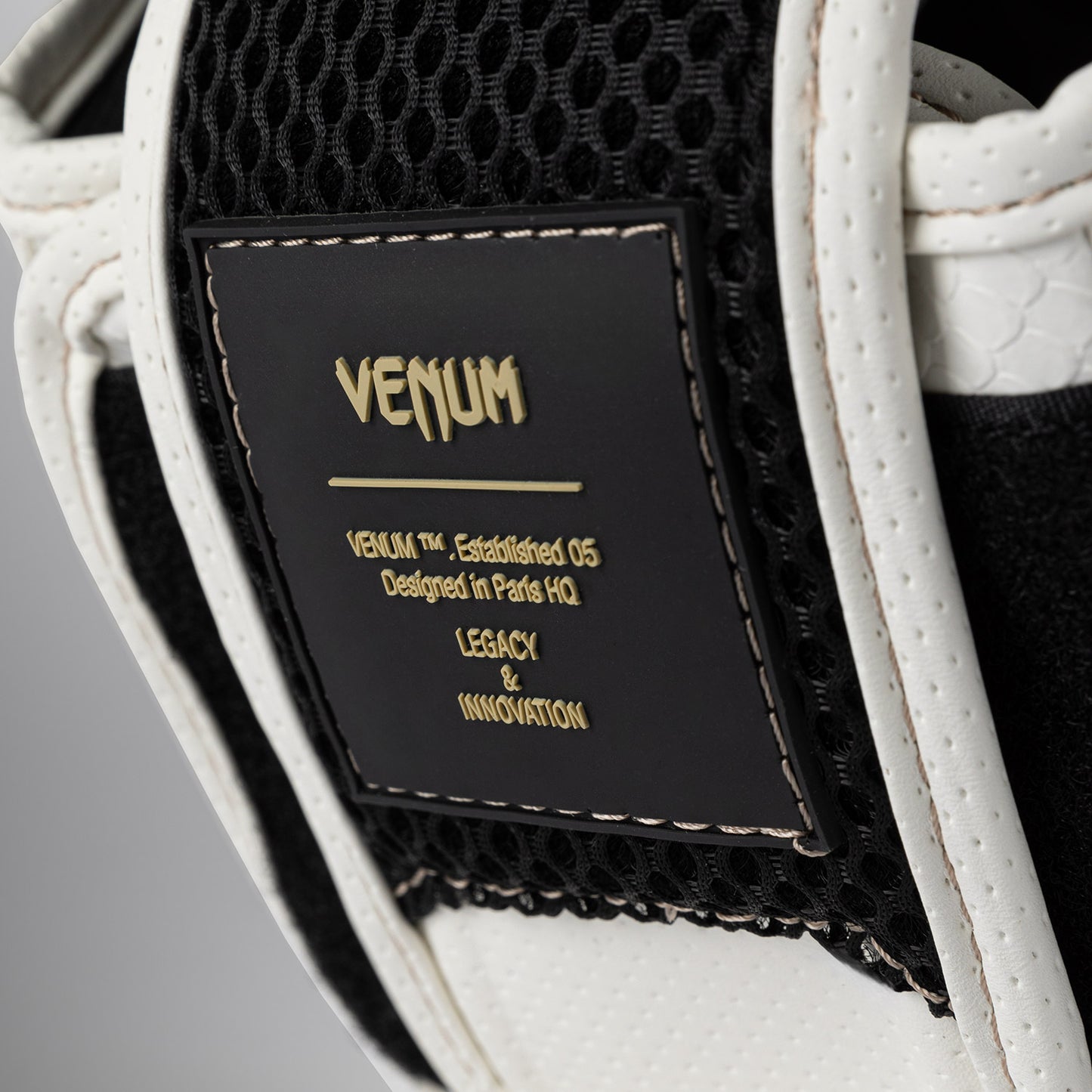 Venum Impact Evo Scales 헤드기어 – 아이보리