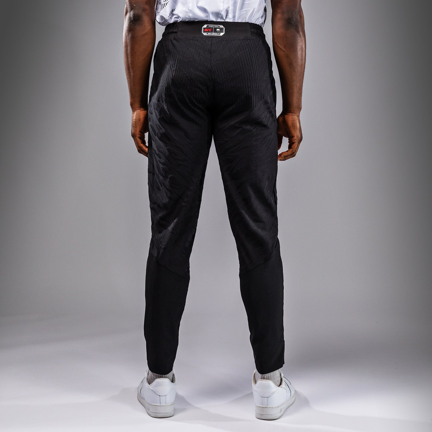 UFC Fusion by Venum Authentic Fight Night 남성용 워크아웃 팬츠 – 블랙