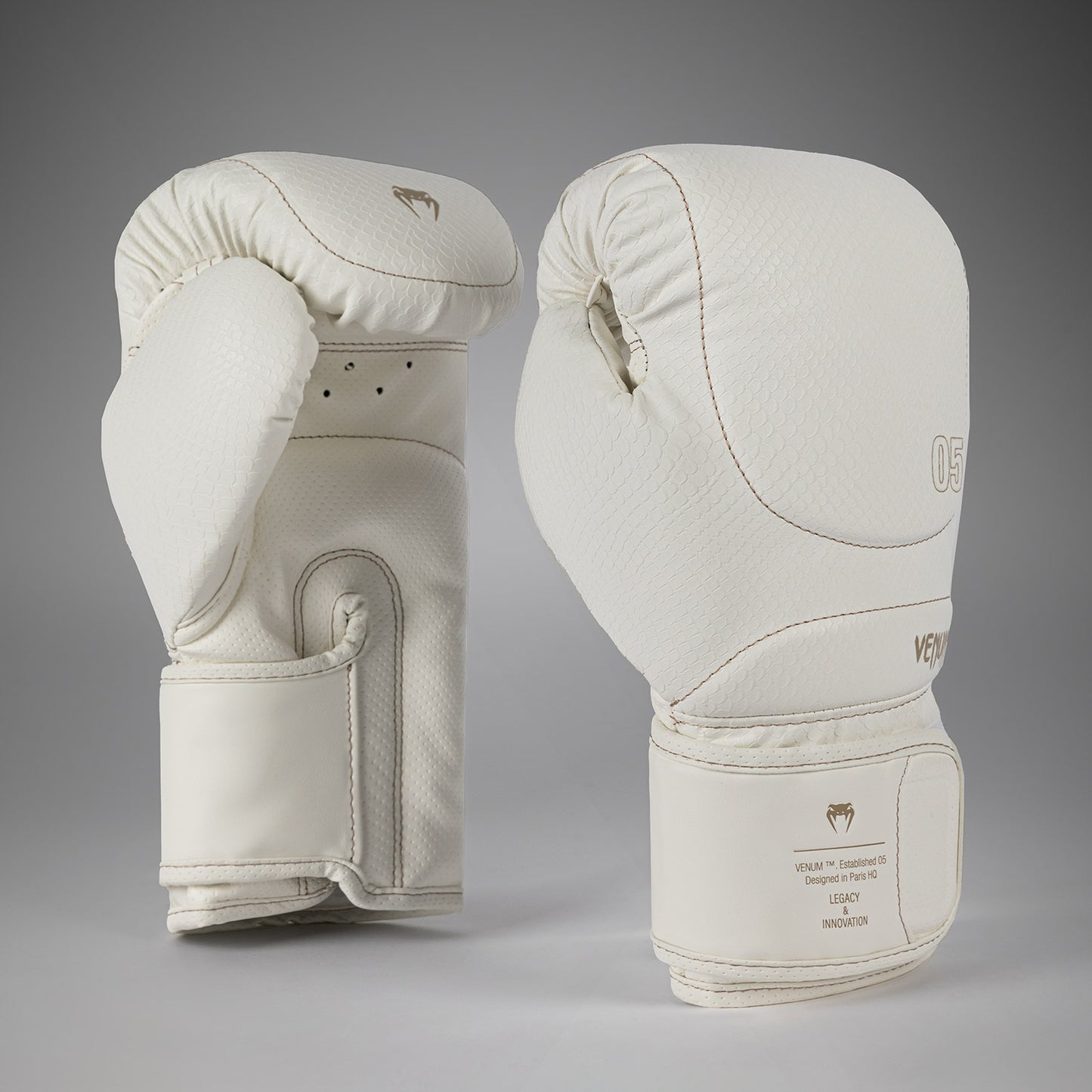 Venum Impact Evo Scales 복싱 글러브 – 아이보리