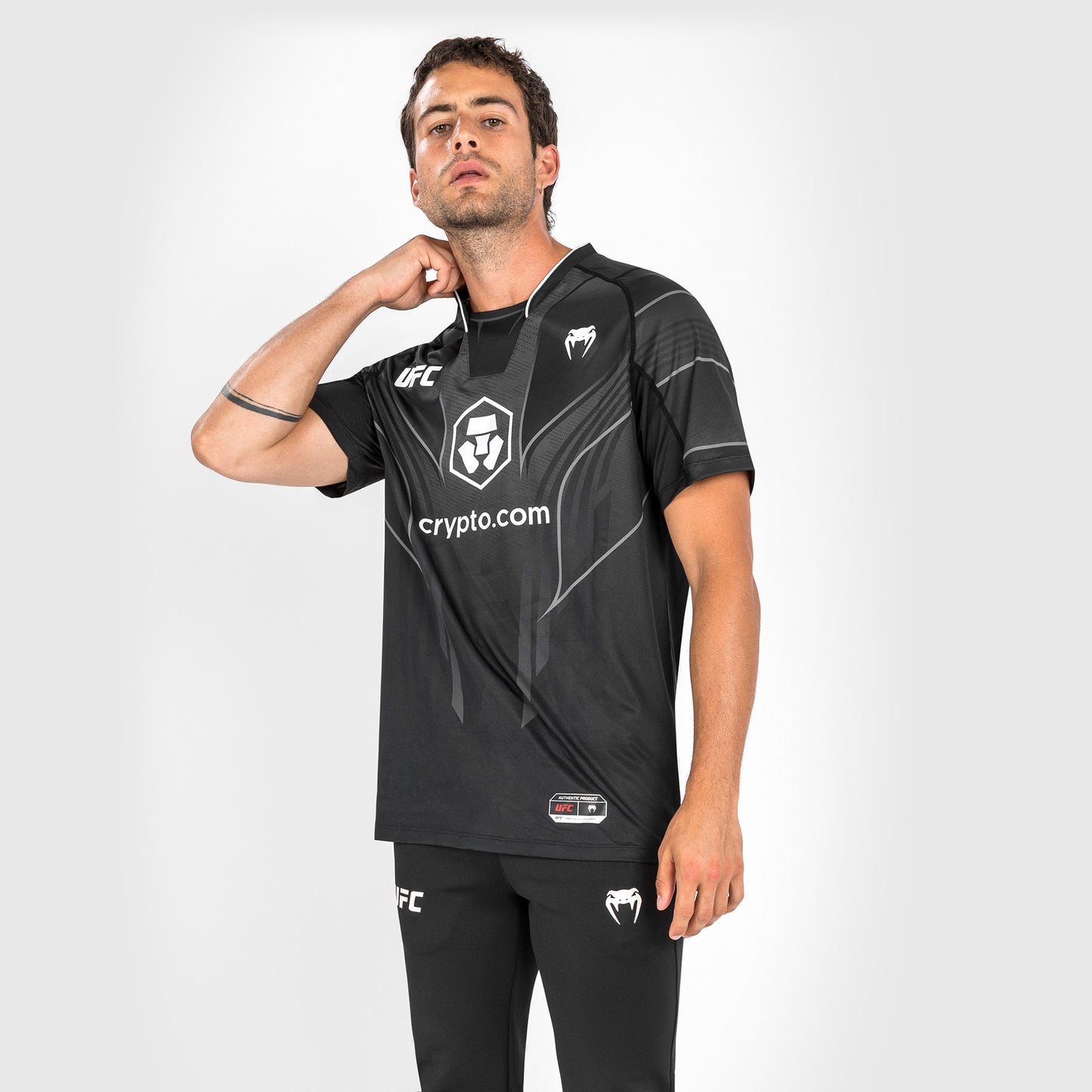 UFC Venum Authentic Fight Night 2.0 키트 by Venum 남성용 워크아웃 저지 – 블랙