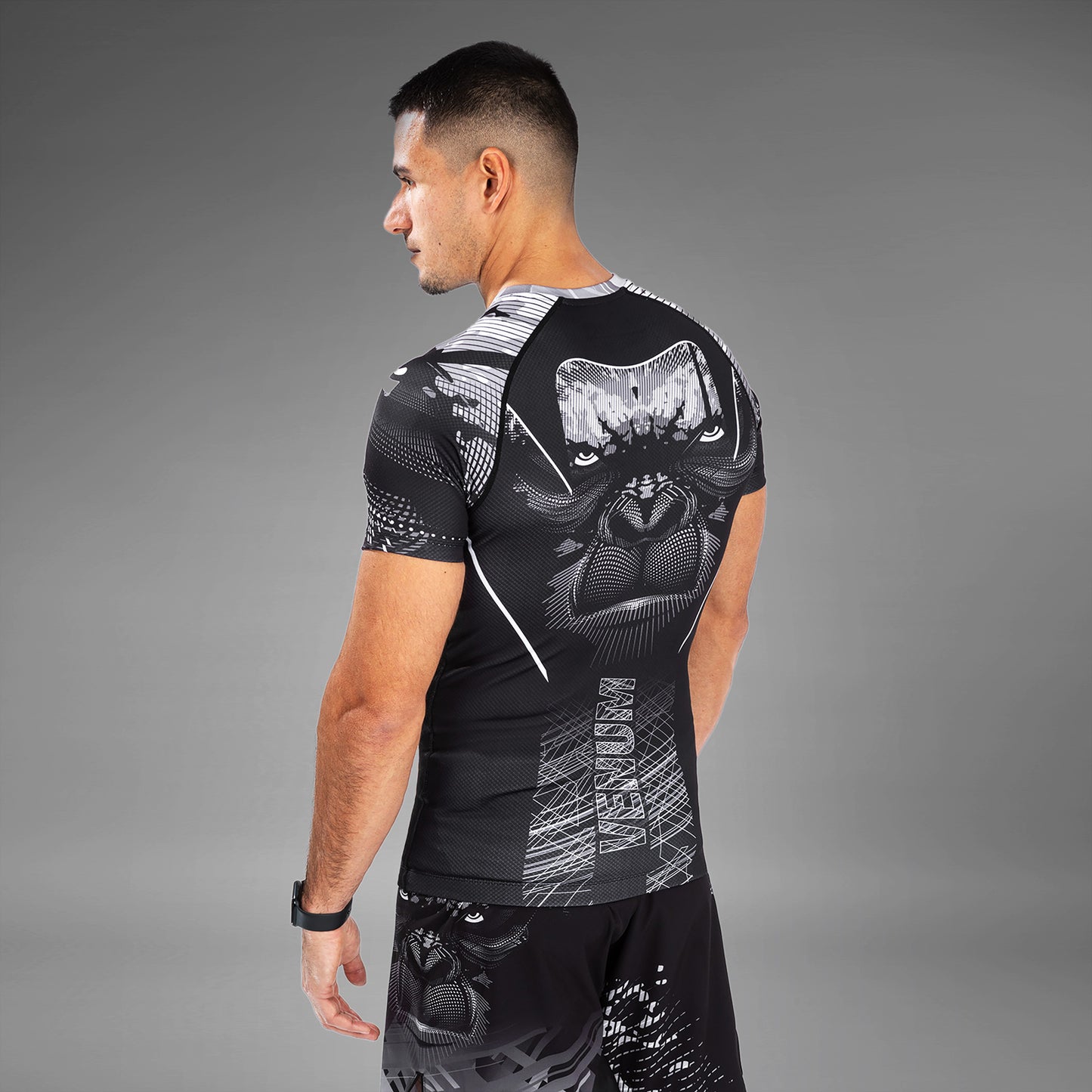 Venum Gorilla Jungle 래쉬가드 반팔 – 블랙/화이트