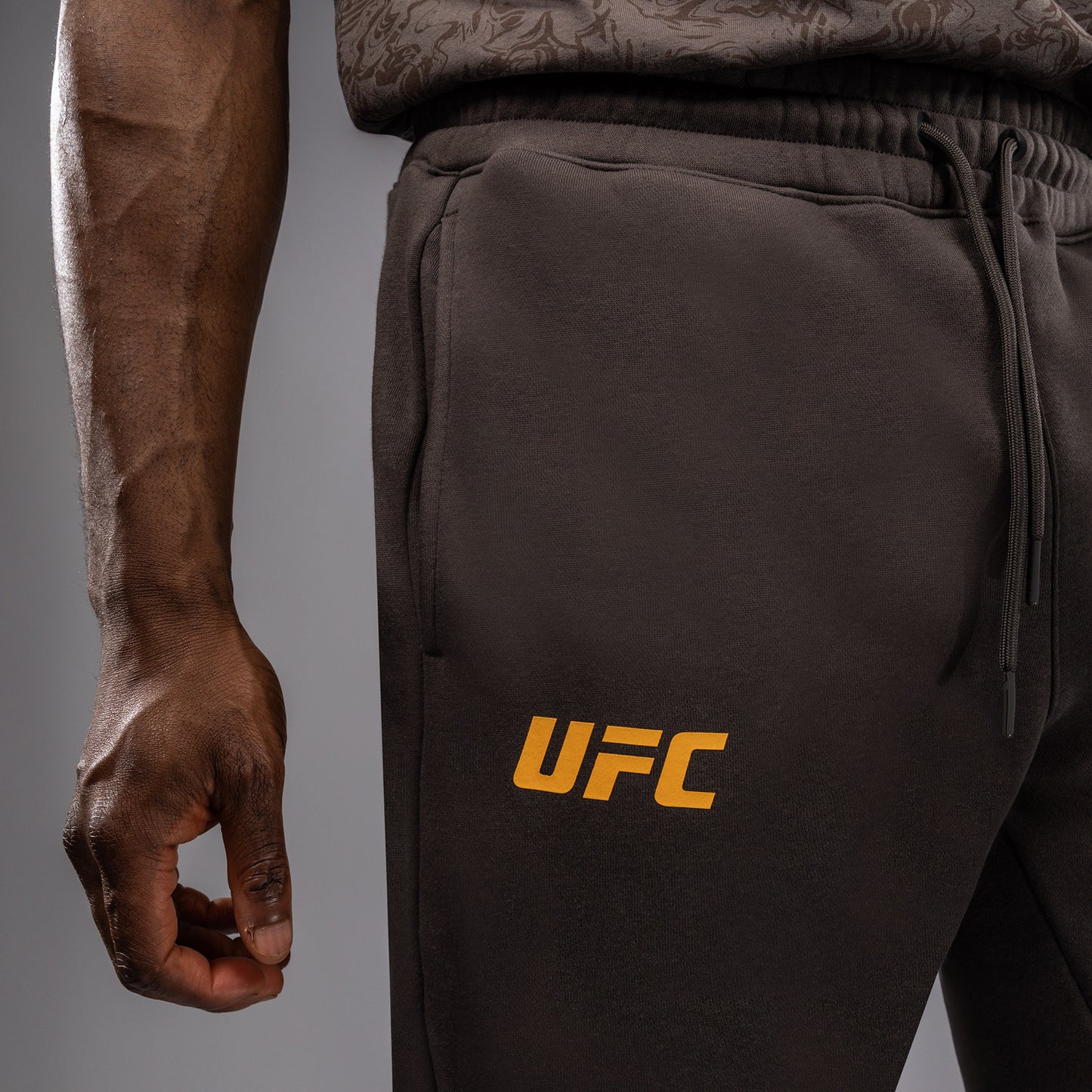 UFC Fusion by Venum Fight Week 남성용 코튼 팬츠 – 솔리드 어던 브라운