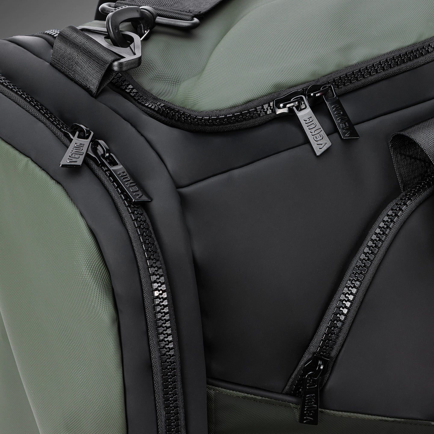 Venum Evo 2 Trainer Lite 더플 백 (55-63L) – 블랙/카키