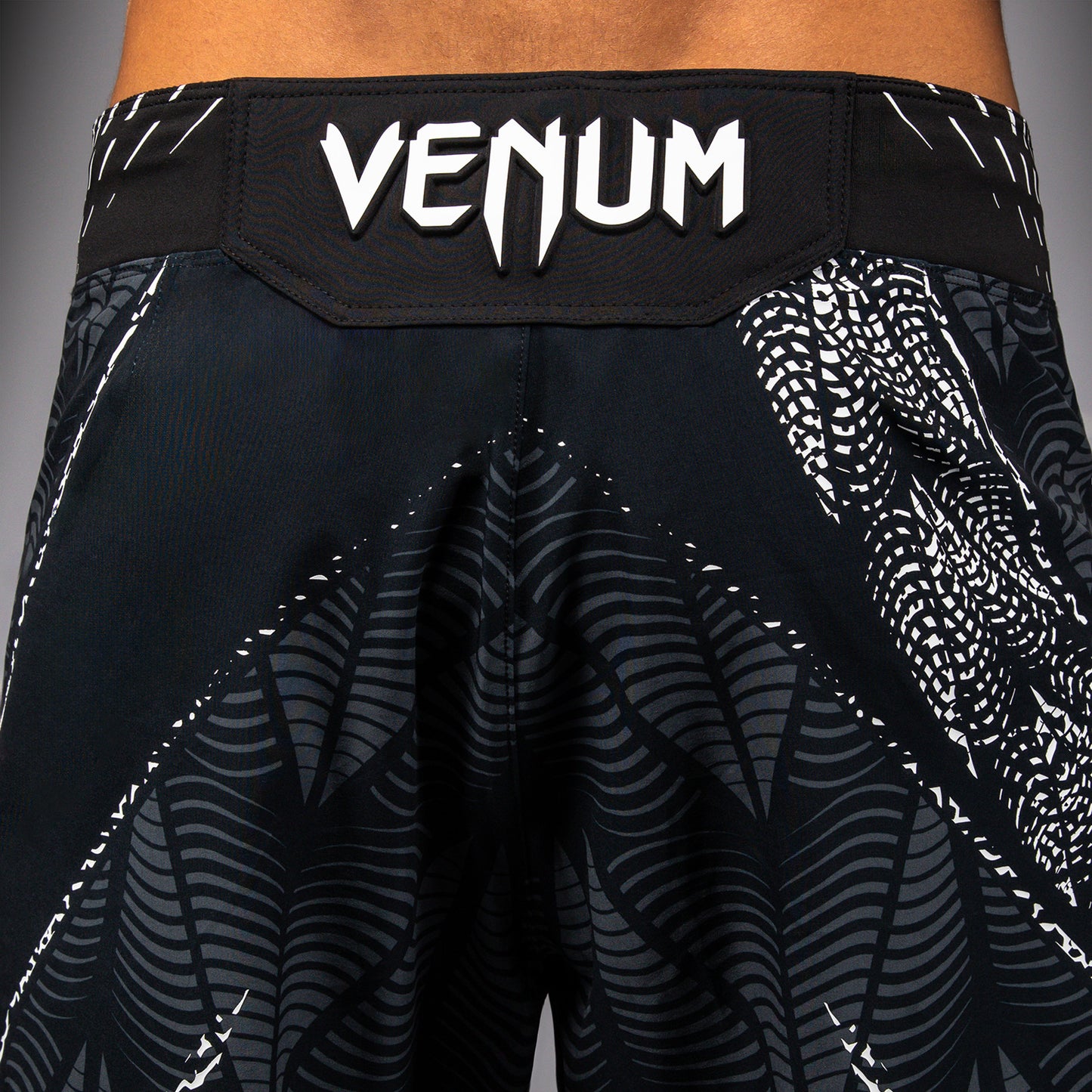 남성용 UFC Zenith by Venum 블랙 오센틱 파이트 나이트 롱 핏 파이트 쇼츠