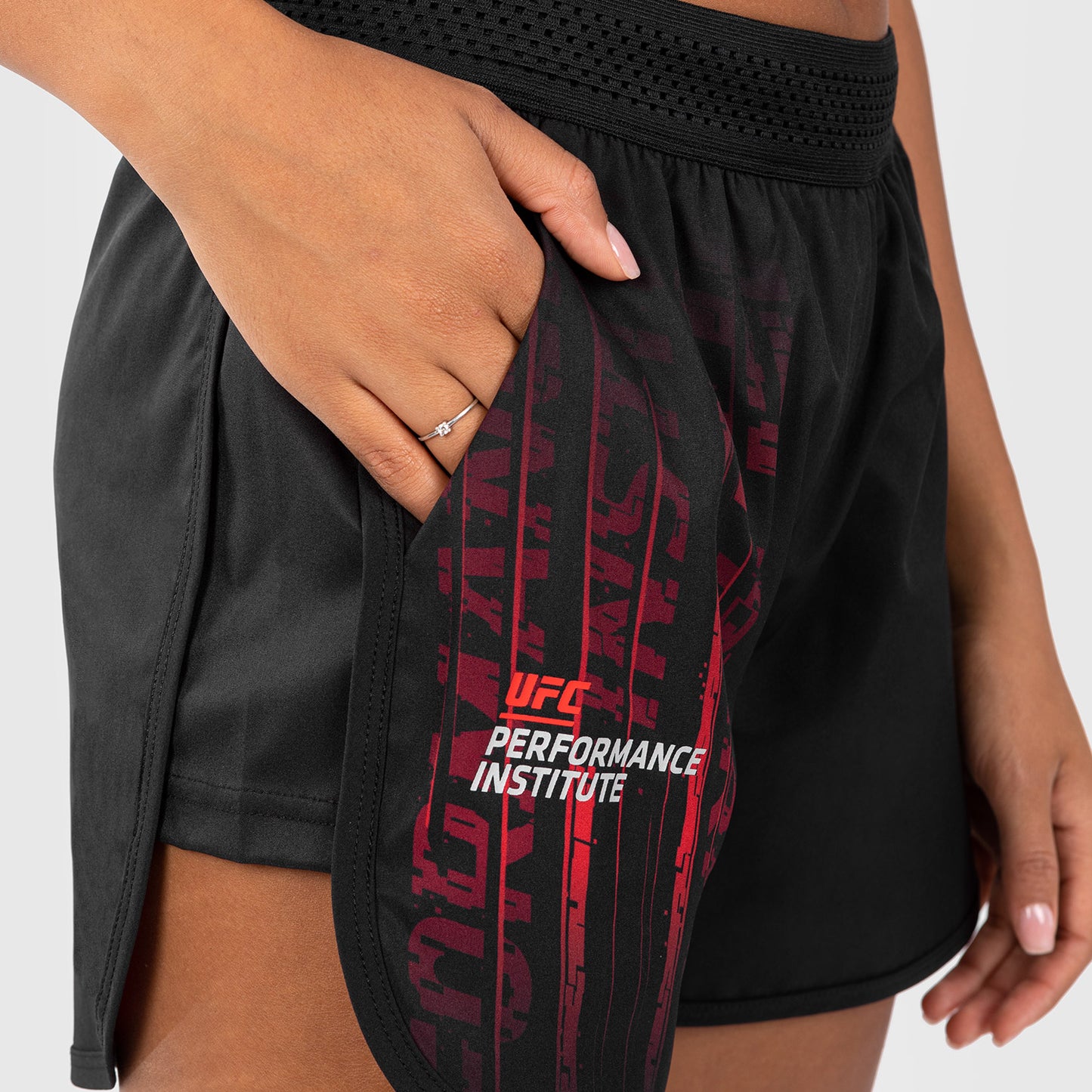 UFC Venum Performance Institute 2.0 여성용 퍼포먼스 쇼츠 – 블랙/레드