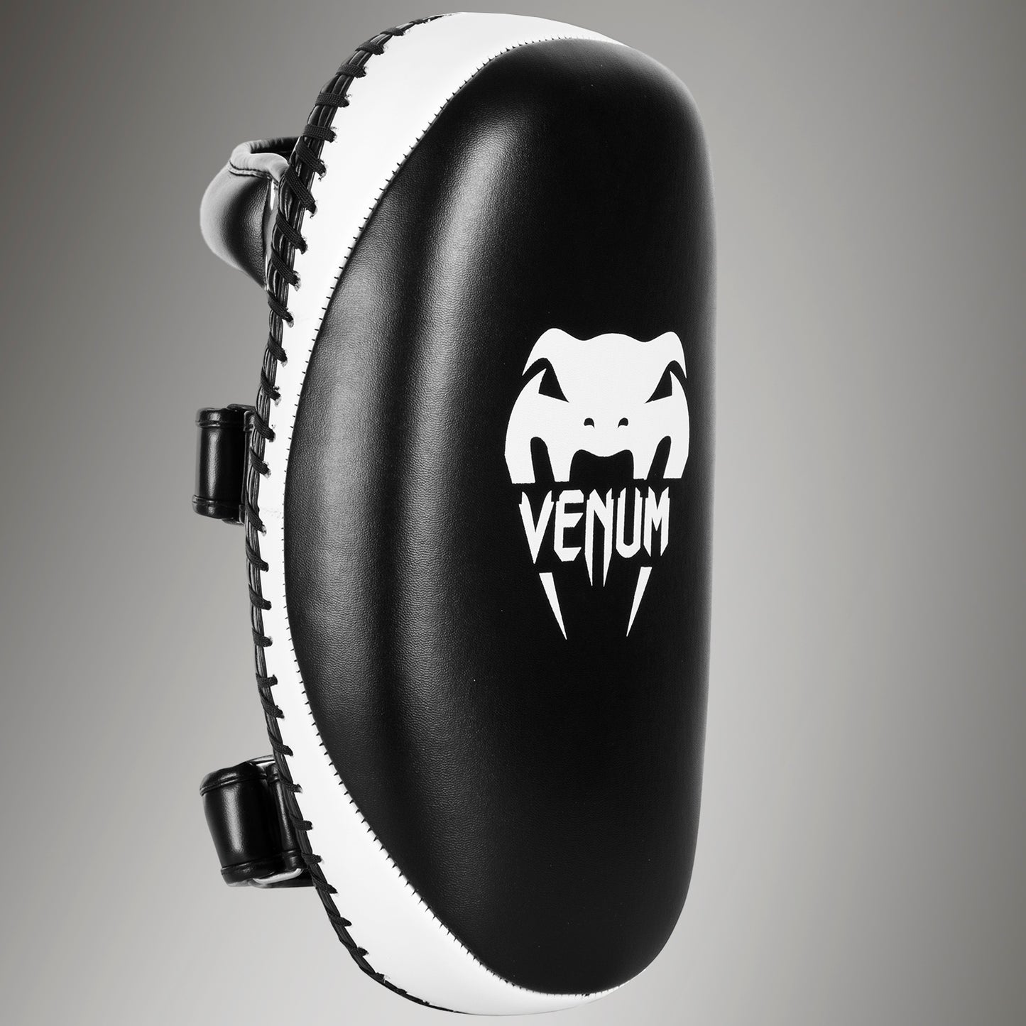 Venum Light 킥 패드 – Skintex 레더 – 블랙/아이스 (한 쌍)