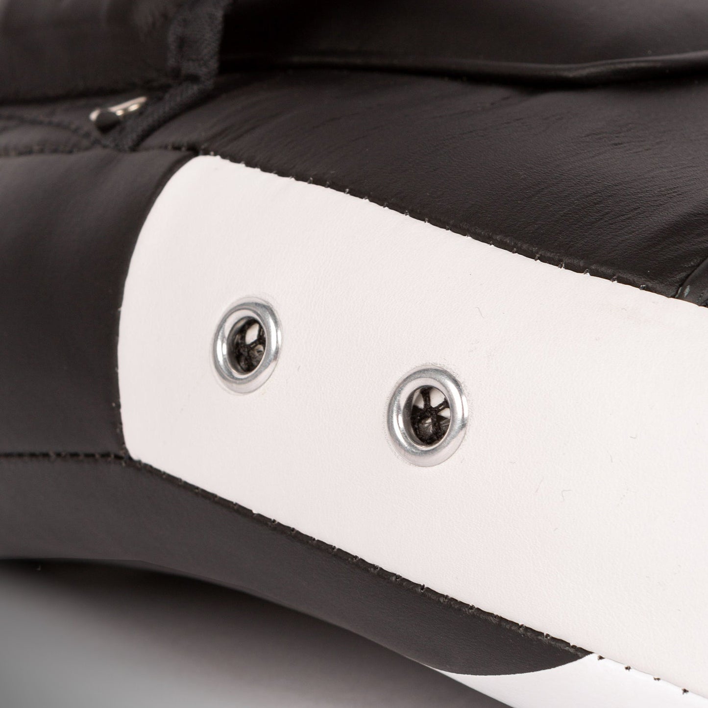 Venum Kick Boxing Gear 2.0 마이크로 파이버 스몰 포즈 – 블랙/화이트
