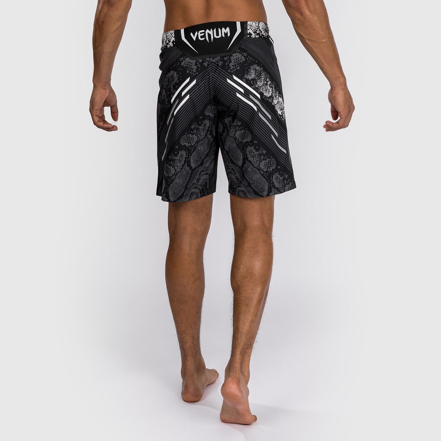 UFC Adrenaline by Venum 남성용 파이트 쇼츠 – 롱 핏 – 블랙