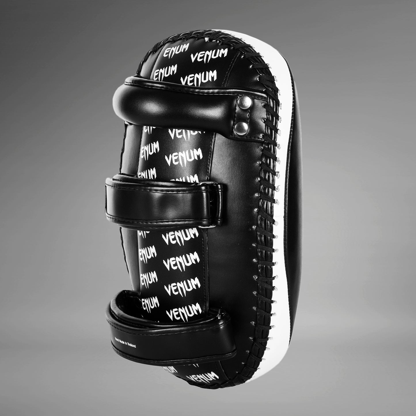 Venum Light 킥 패드 – Skintex 레더 – 블랙/아이스 (한 쌍)
