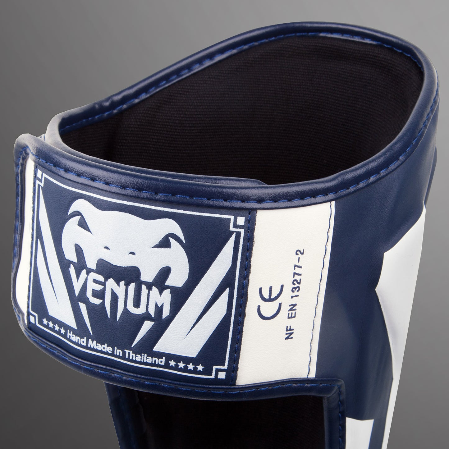 Venum Elite Standup 정강이 보호대 – 화이트/네이비 블루