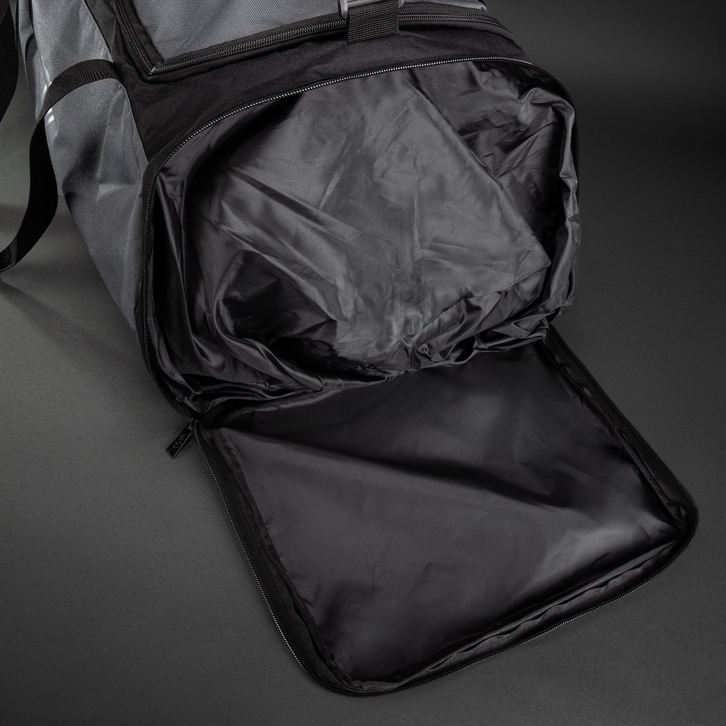 Venum Essential 스포츠 백 (61L) - 그레이/블랙