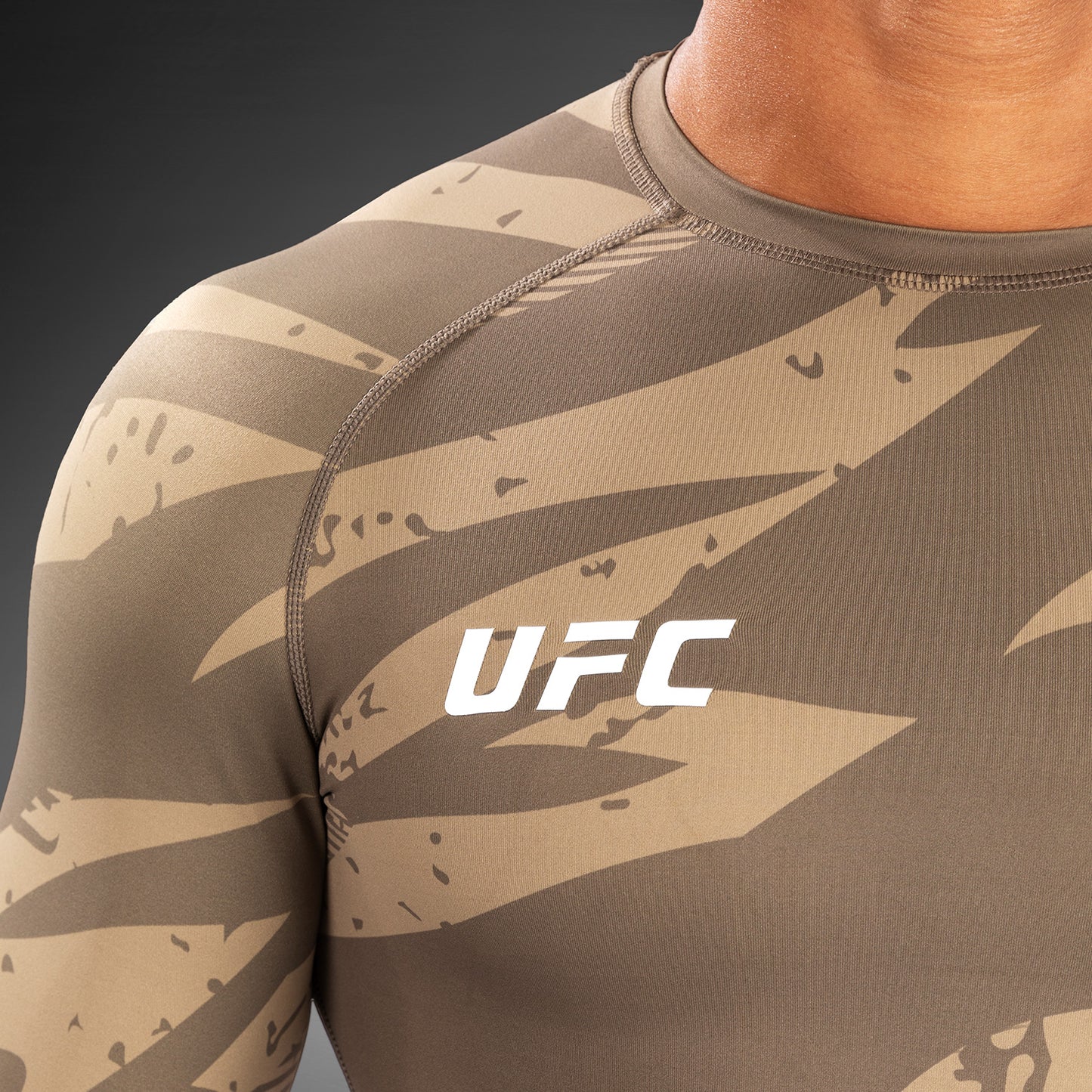 UFC Adrenaline by Venum Fight Week 퍼포먼스 긴팔 래쉬가드 – 듄 카모