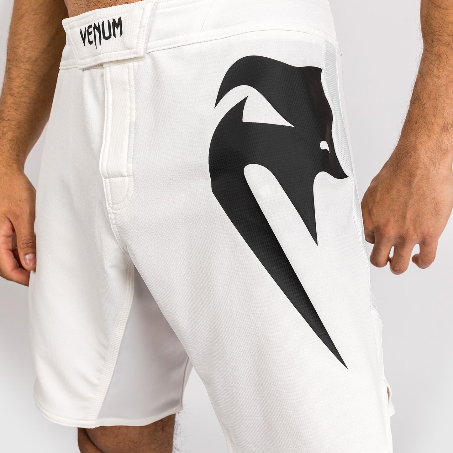 Venum Light 5.0 파이트 쇼츠 – 화이트/블랙