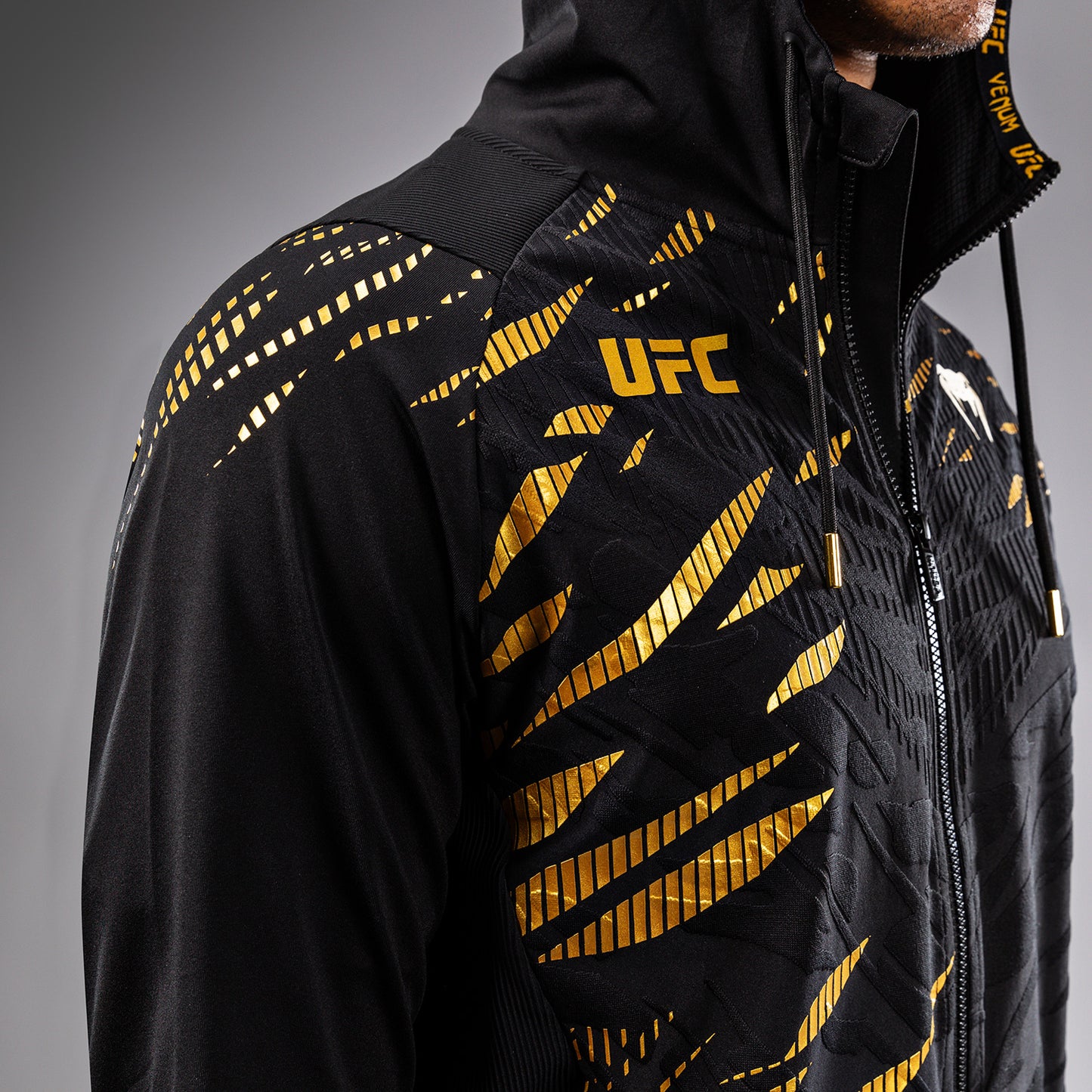 UFC Fusion by Venum Authentic Fight Night 남성용 워크아웃 후디 – 챔피언