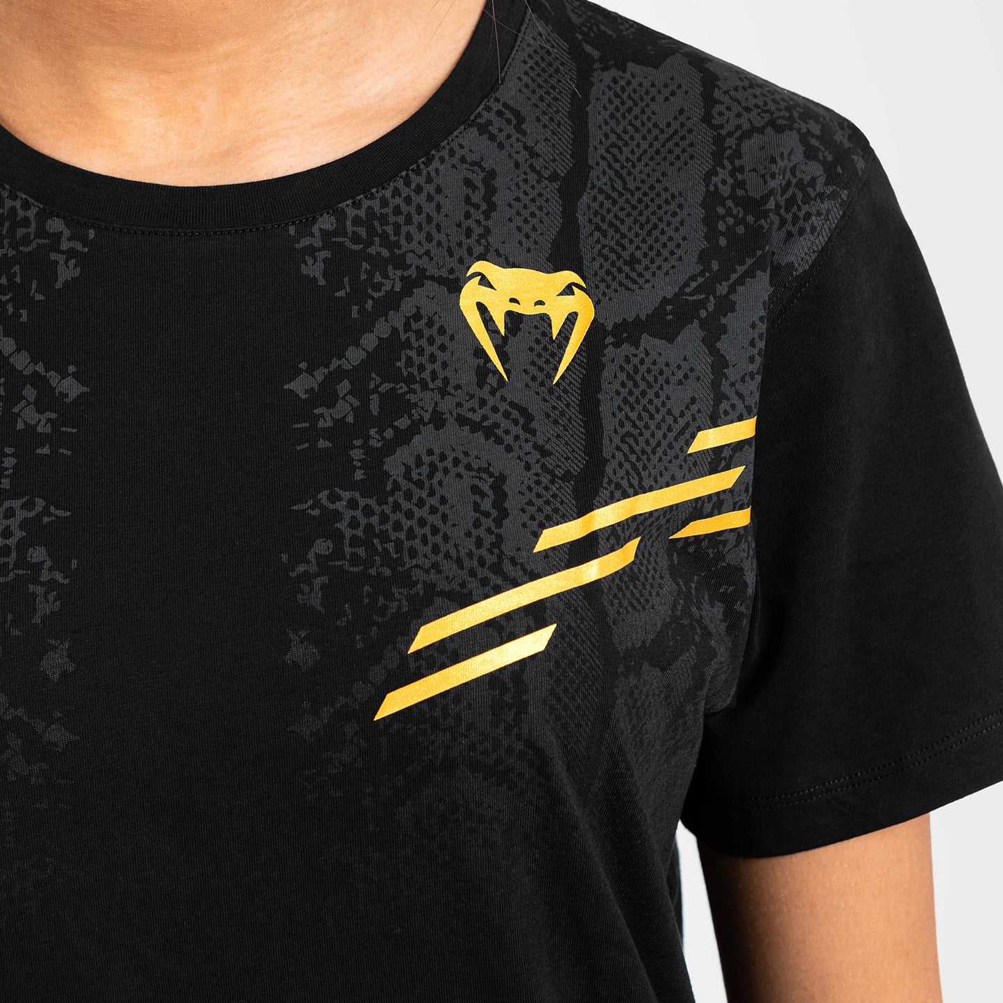 UFC Adrenaline by Venum Replica 여성용 반팔 티셔츠 – 챔피언