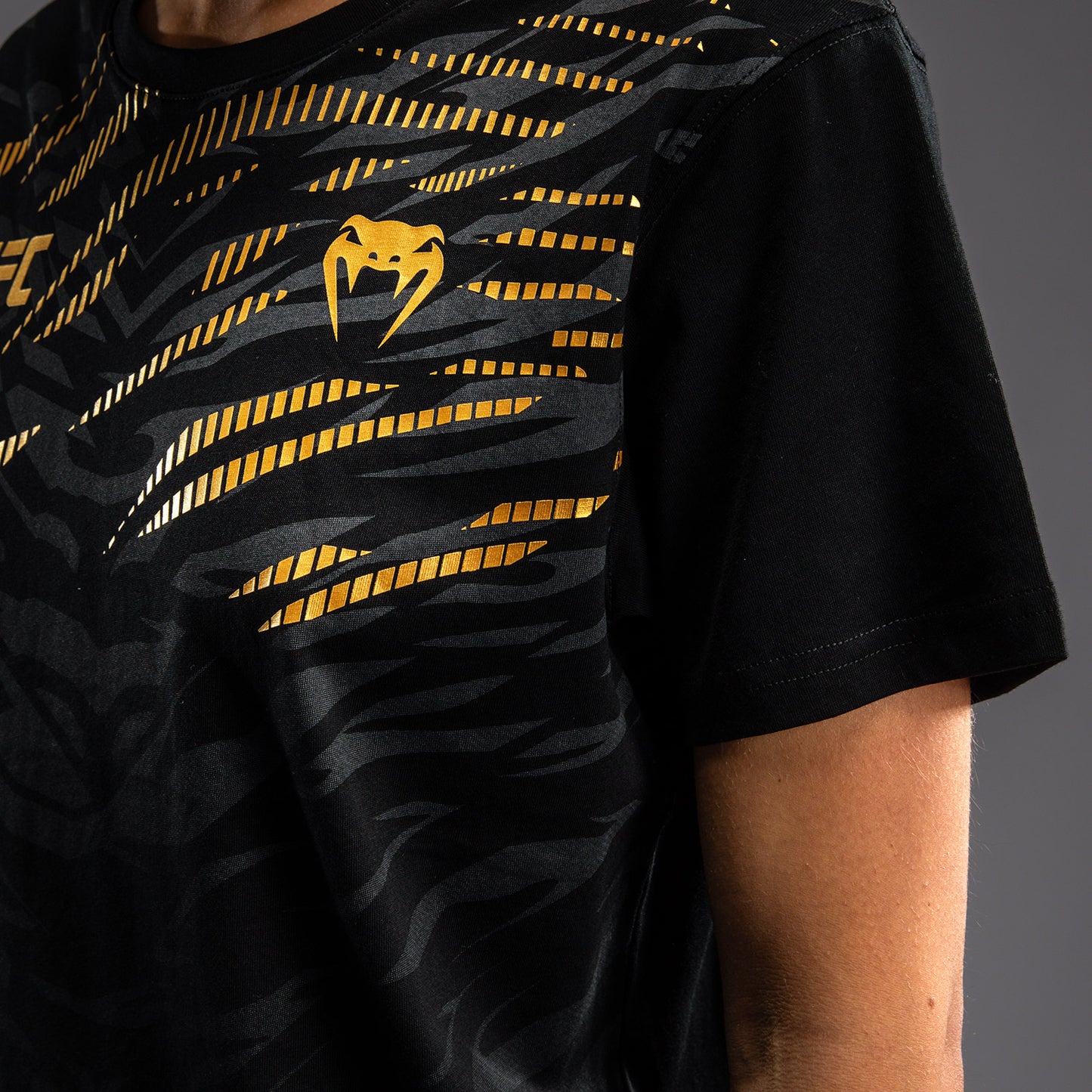 UFC Fusion by Venum Replica 여성용 반팔 티셔츠 – 챔피언
