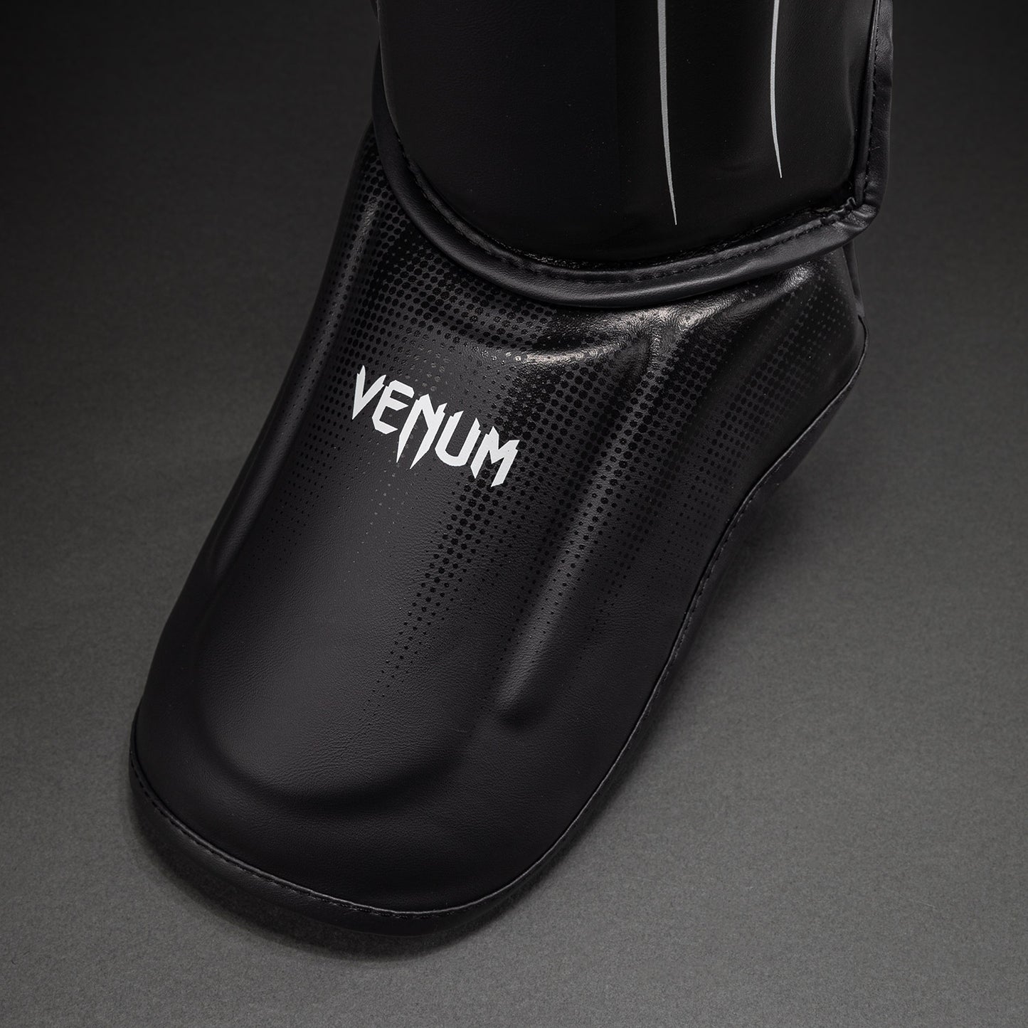Venum Stealth 정강이 보호대 – 블랙/화이트