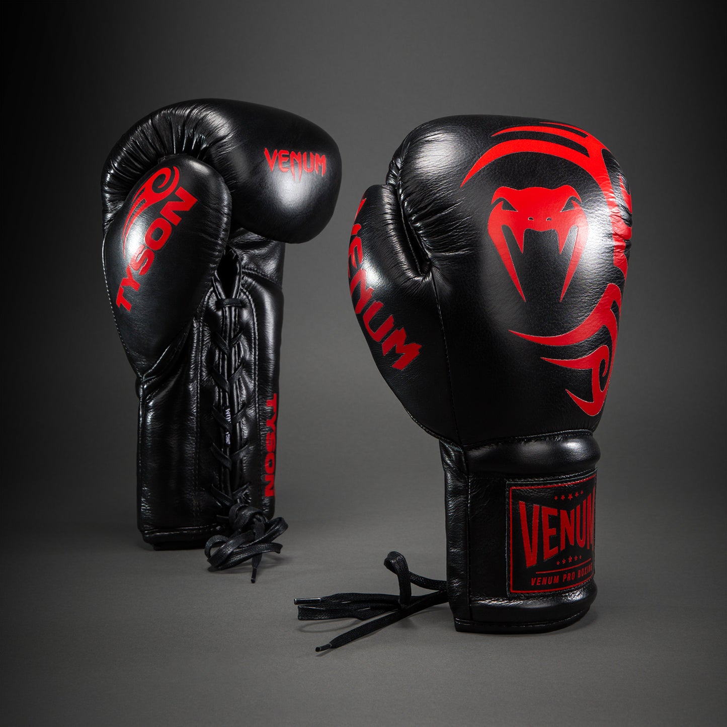 Venum Giant 2.0 Mike Tyson Pro 복싱 글러브 레이스 포함 – 블랙/레드