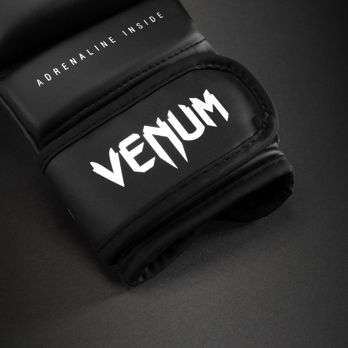 Venum Contender 1.5 스파링 글러브 - 블랙/화이트