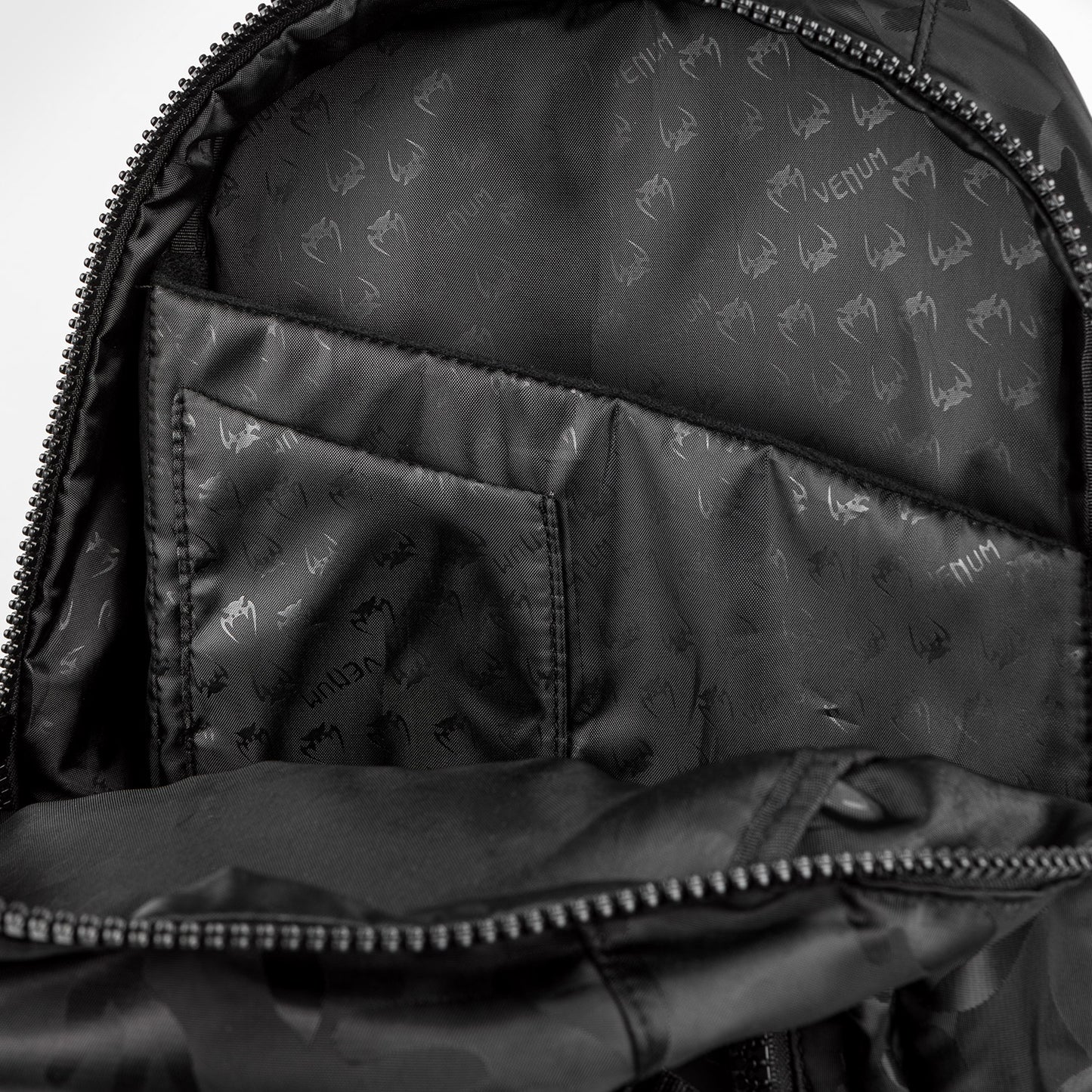 Venum Challenger Pro 백팩 (20-25L) – 블랙/다크 카모
