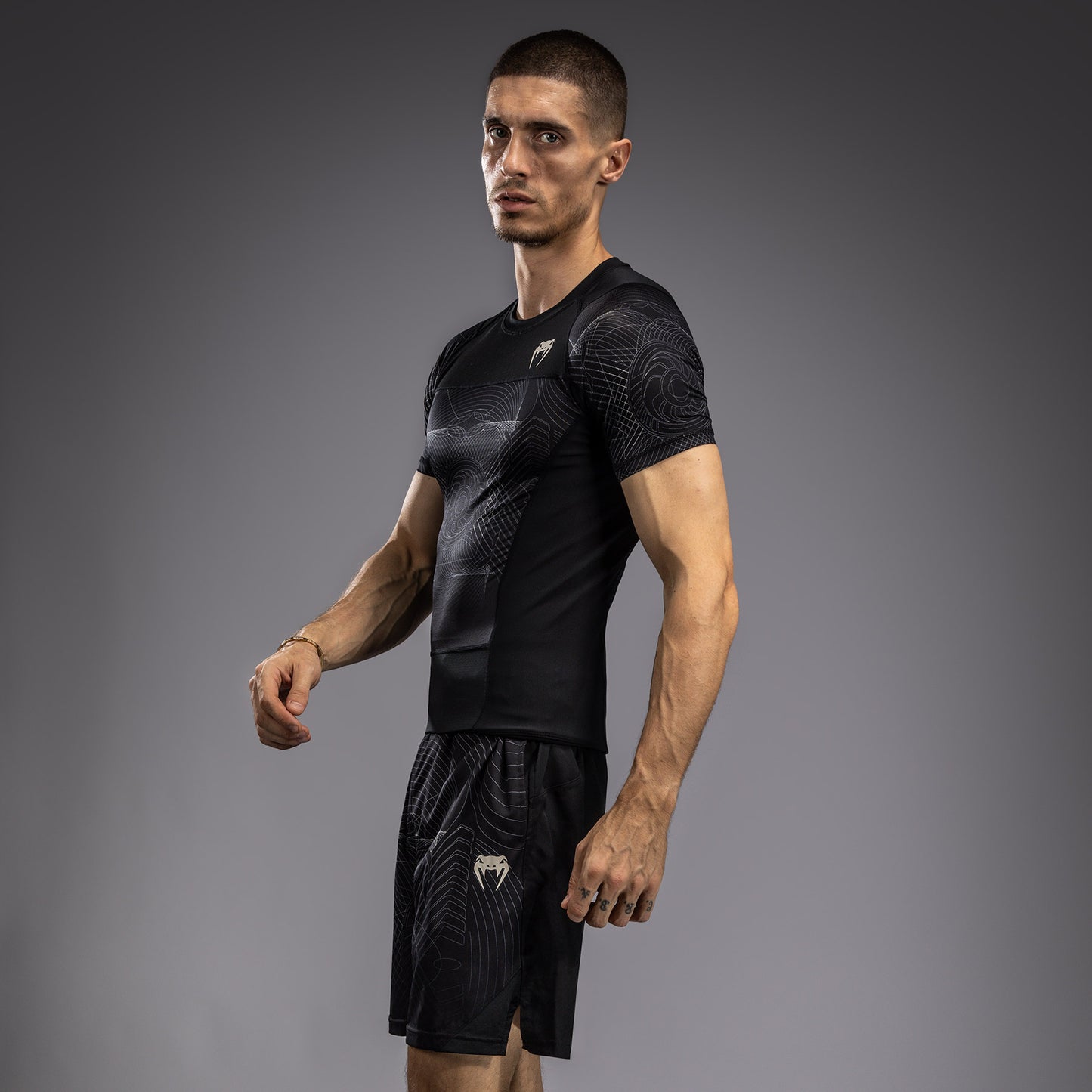 Venum G-Fit Air 남성용 반팔 래쉬가드 – 딥 블랙/데저트 샌드
